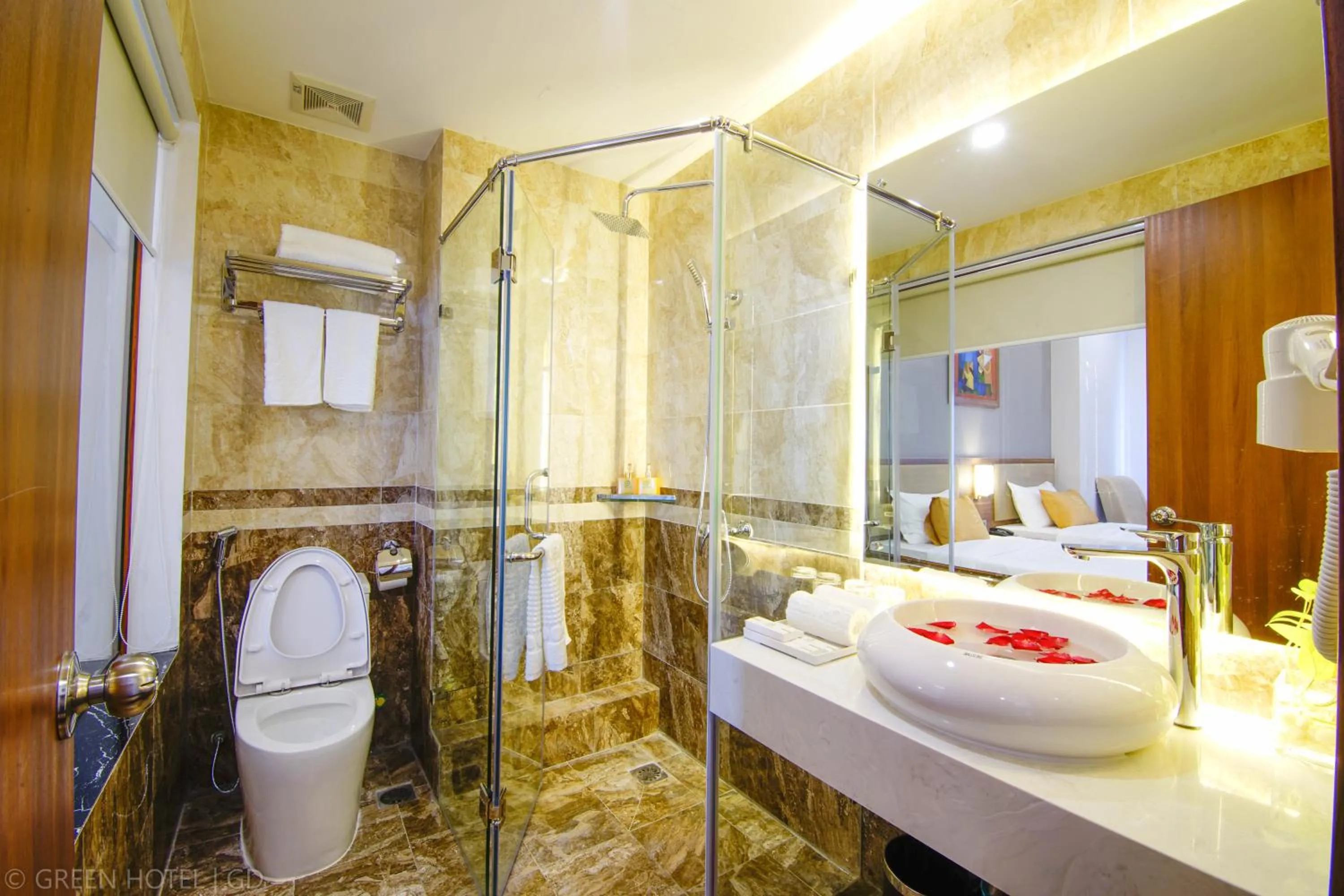 Bathroom in Green Hadong Hotel