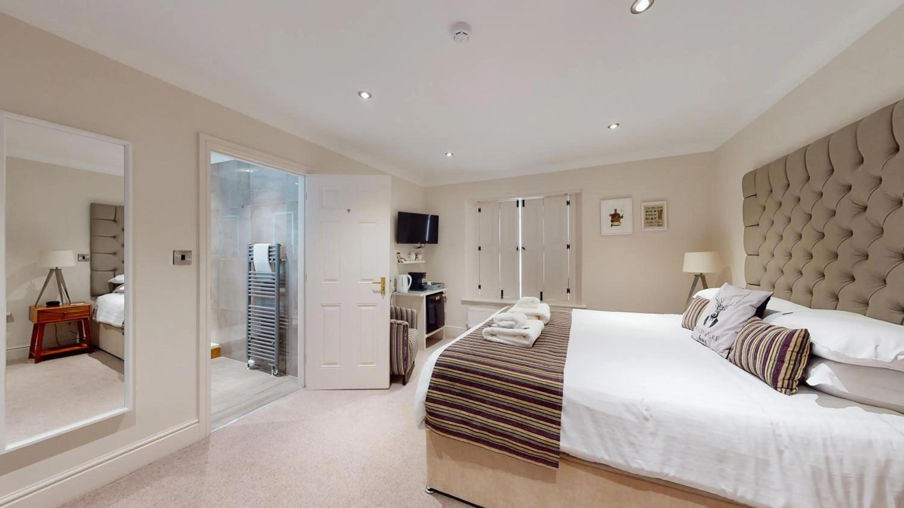 Photo of the whole room, Bed in The Devonshire Arms