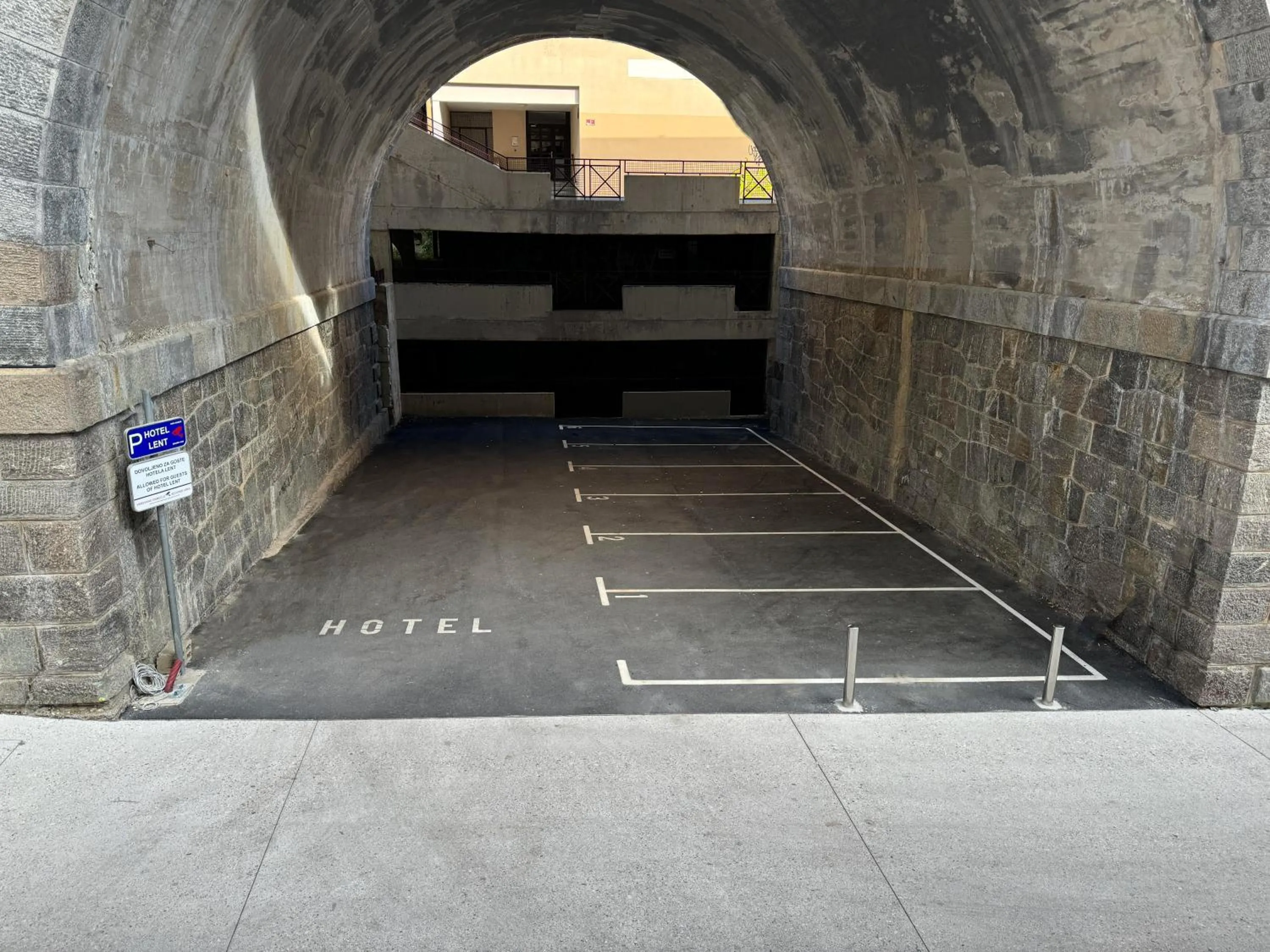 Parking in Hotel Lent