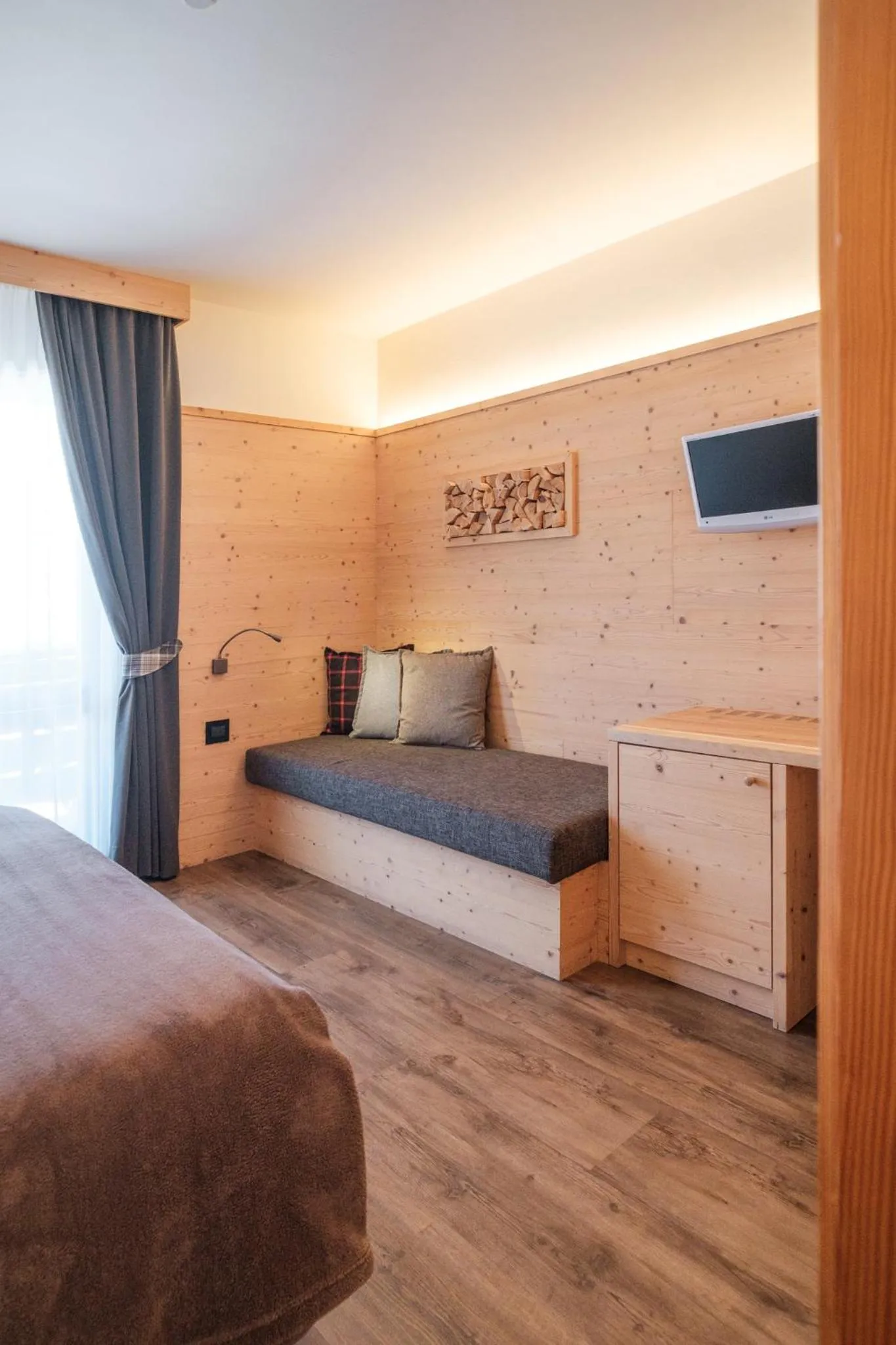 Living room, Bed in Hotel Piccola Baita