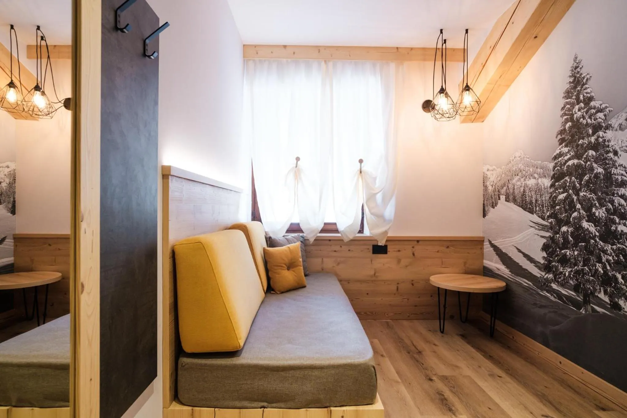 Living room, Bed in Hotel Piccola Baita