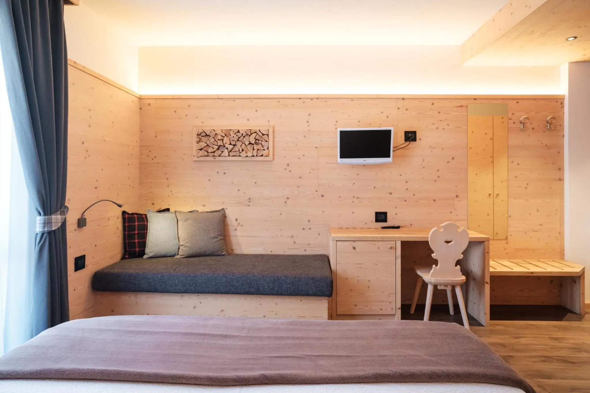 Living room, Bed in Hotel Piccola Baita