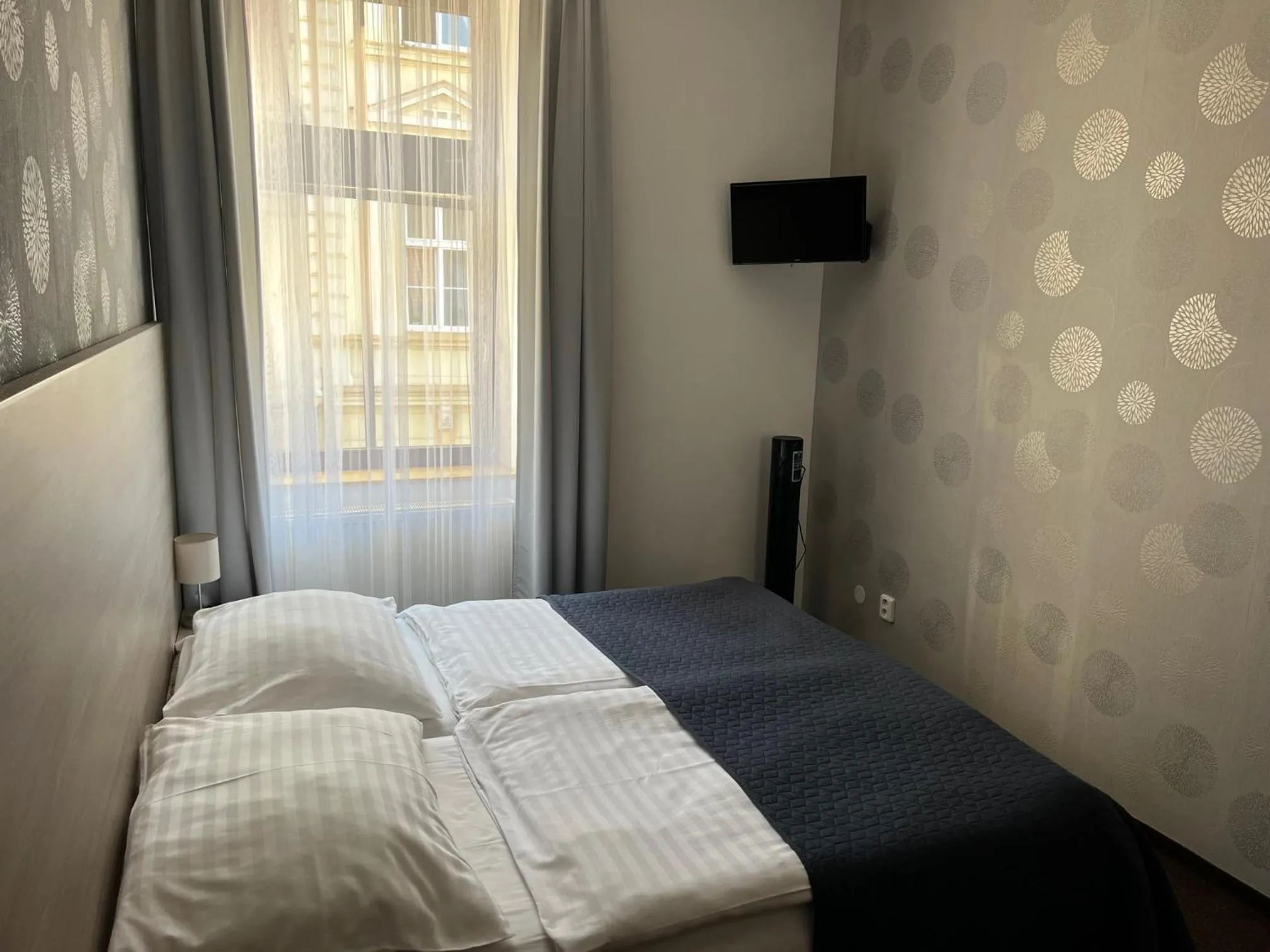 Text overlay, Bed in Hotel U Dvou medvídků