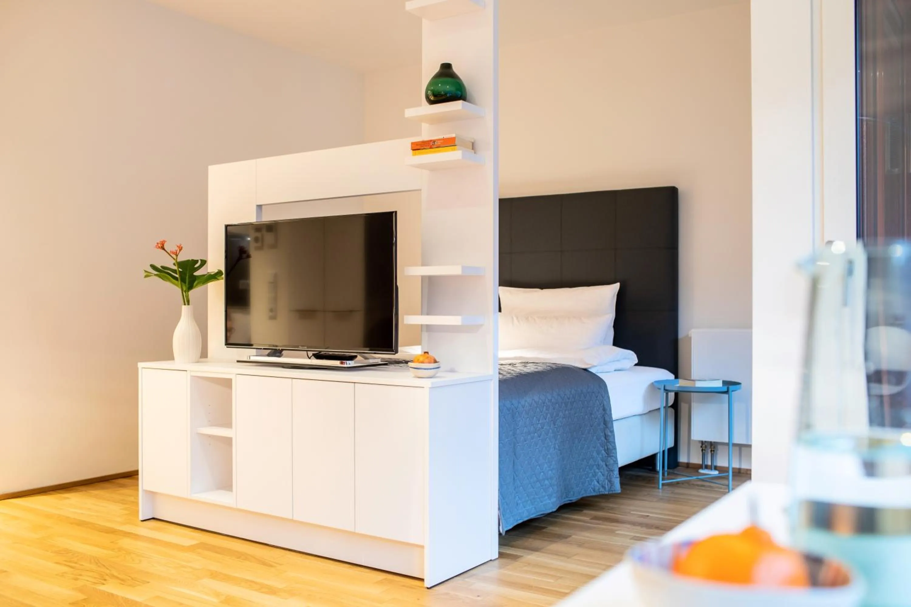 Bed in THE FLAG Oskar M.