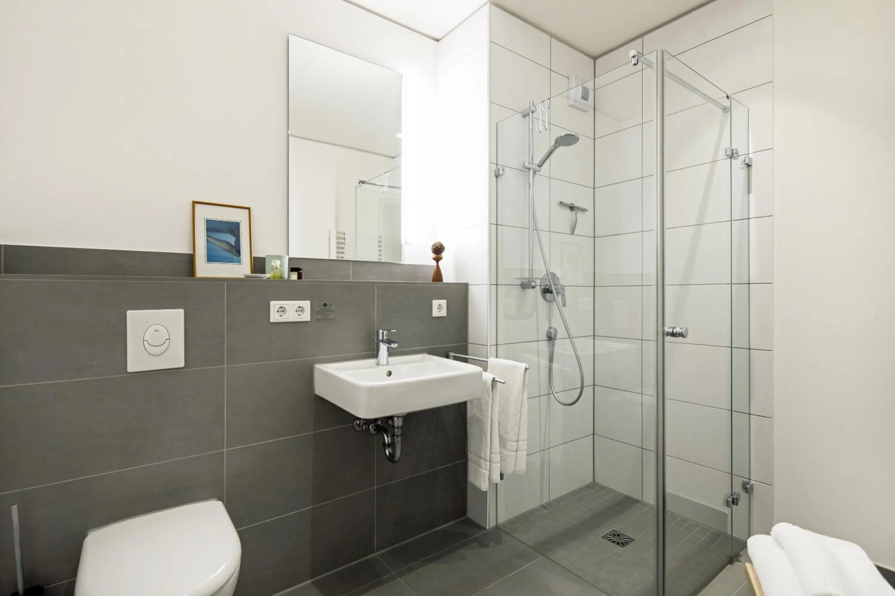 Shower in THE FLAG Oskar M.