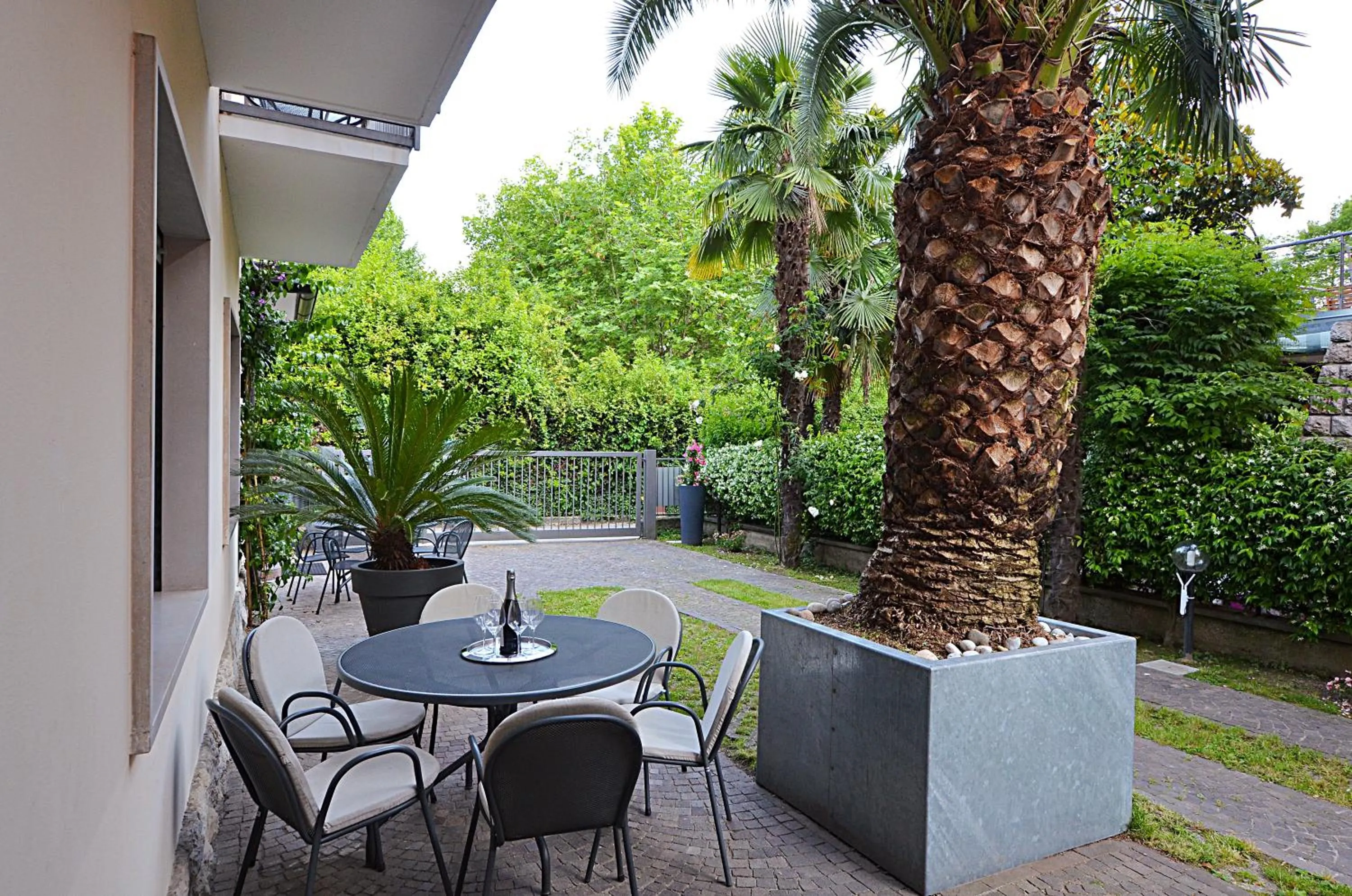 Garden in Villa Phoenix - Lake Apartments