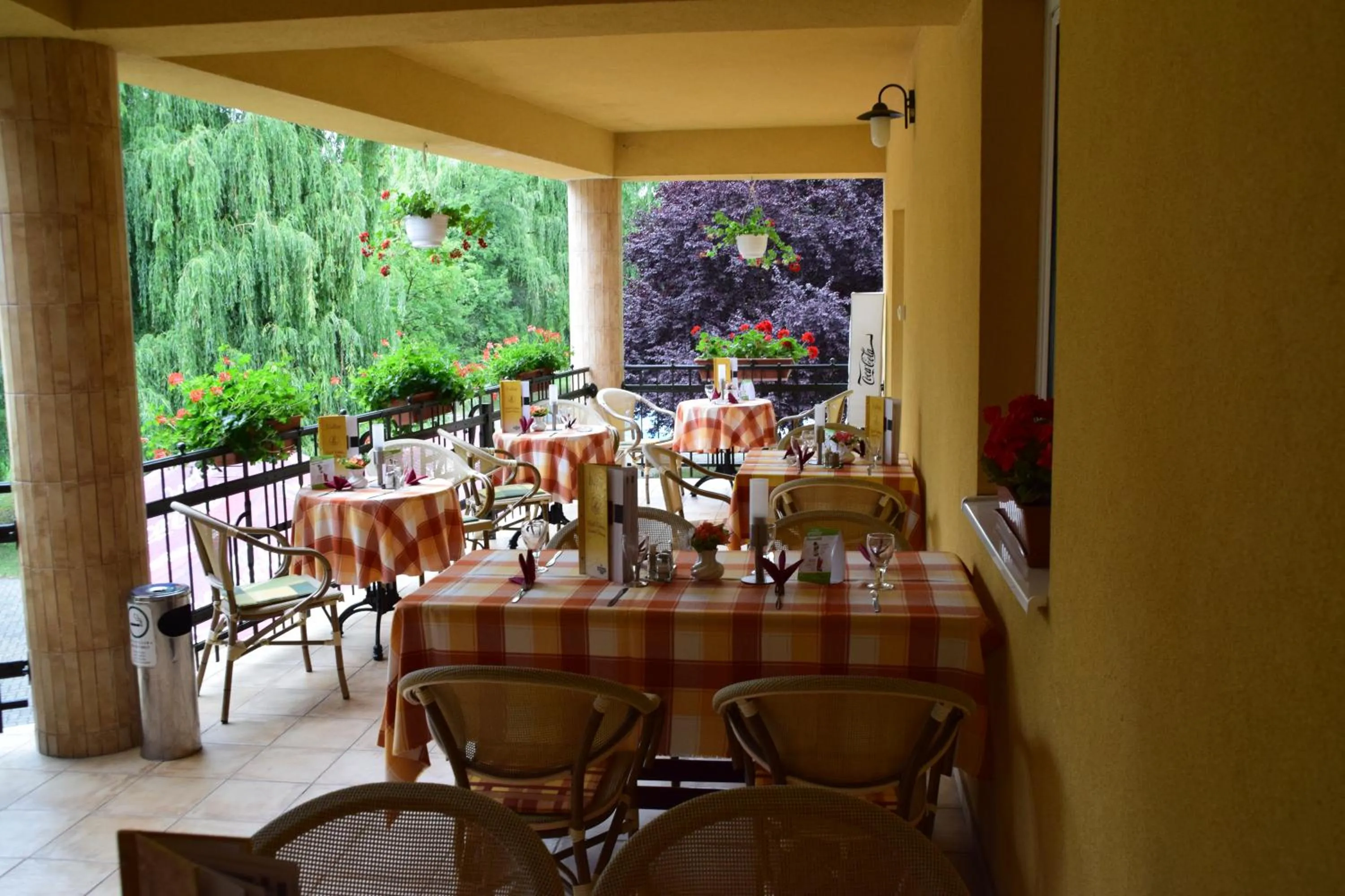 Restaurant/places to eat in Hotel Lukács Superior