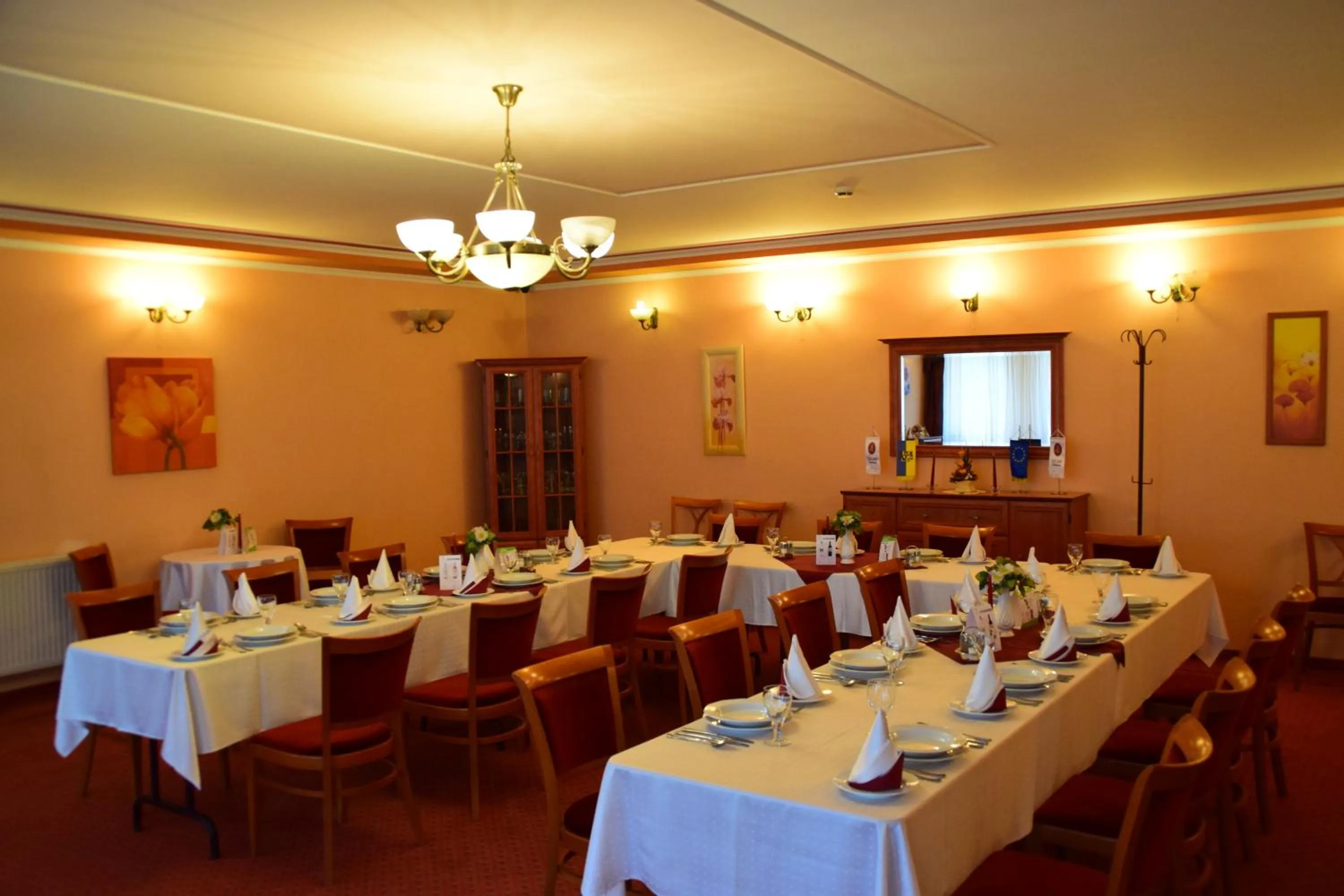 Restaurant/places to eat in Hotel Lukács Superior