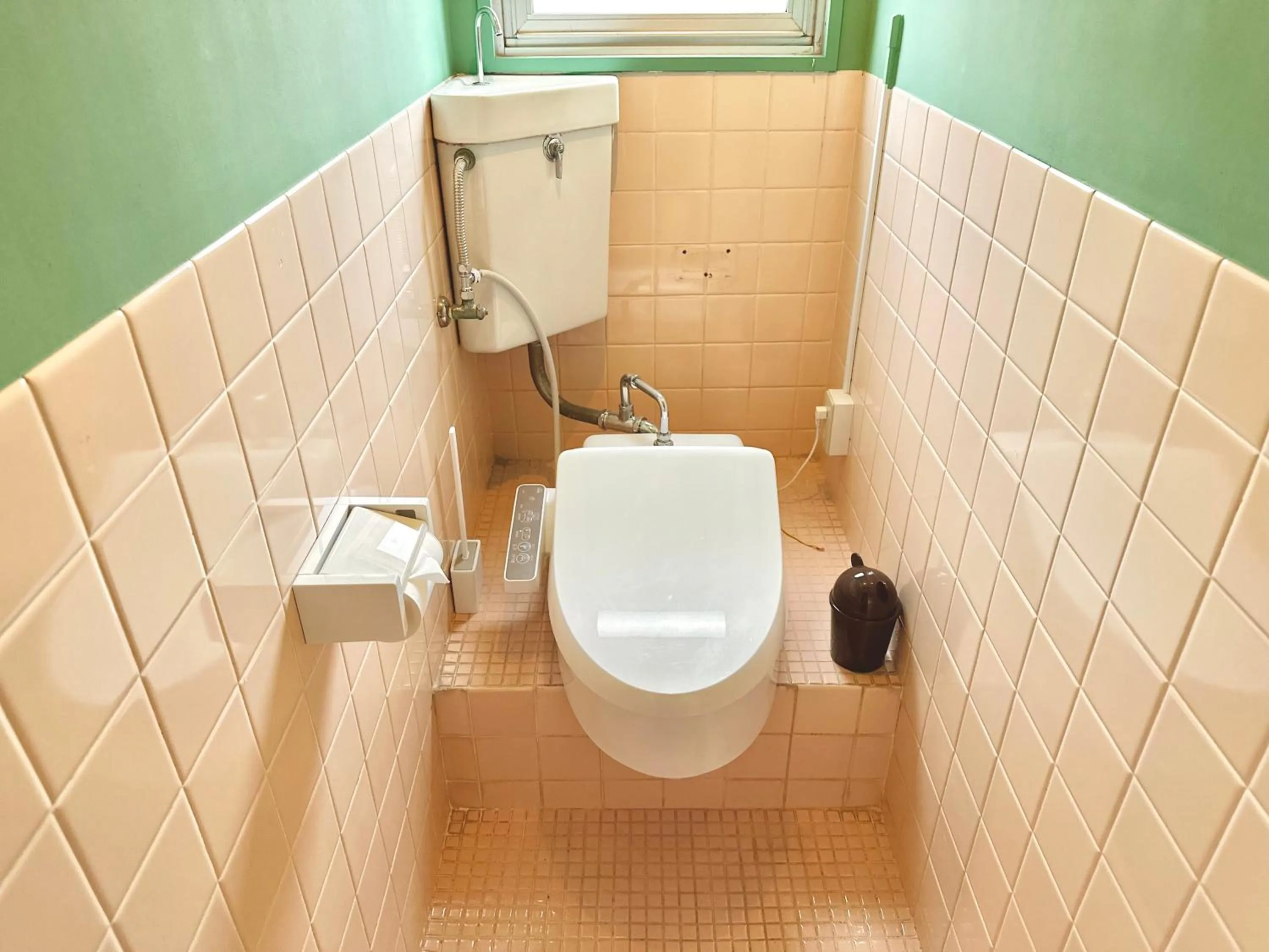 Toilet in TRAVEL&BOOK HOTEL HULATONCABIN TAKAMATSU