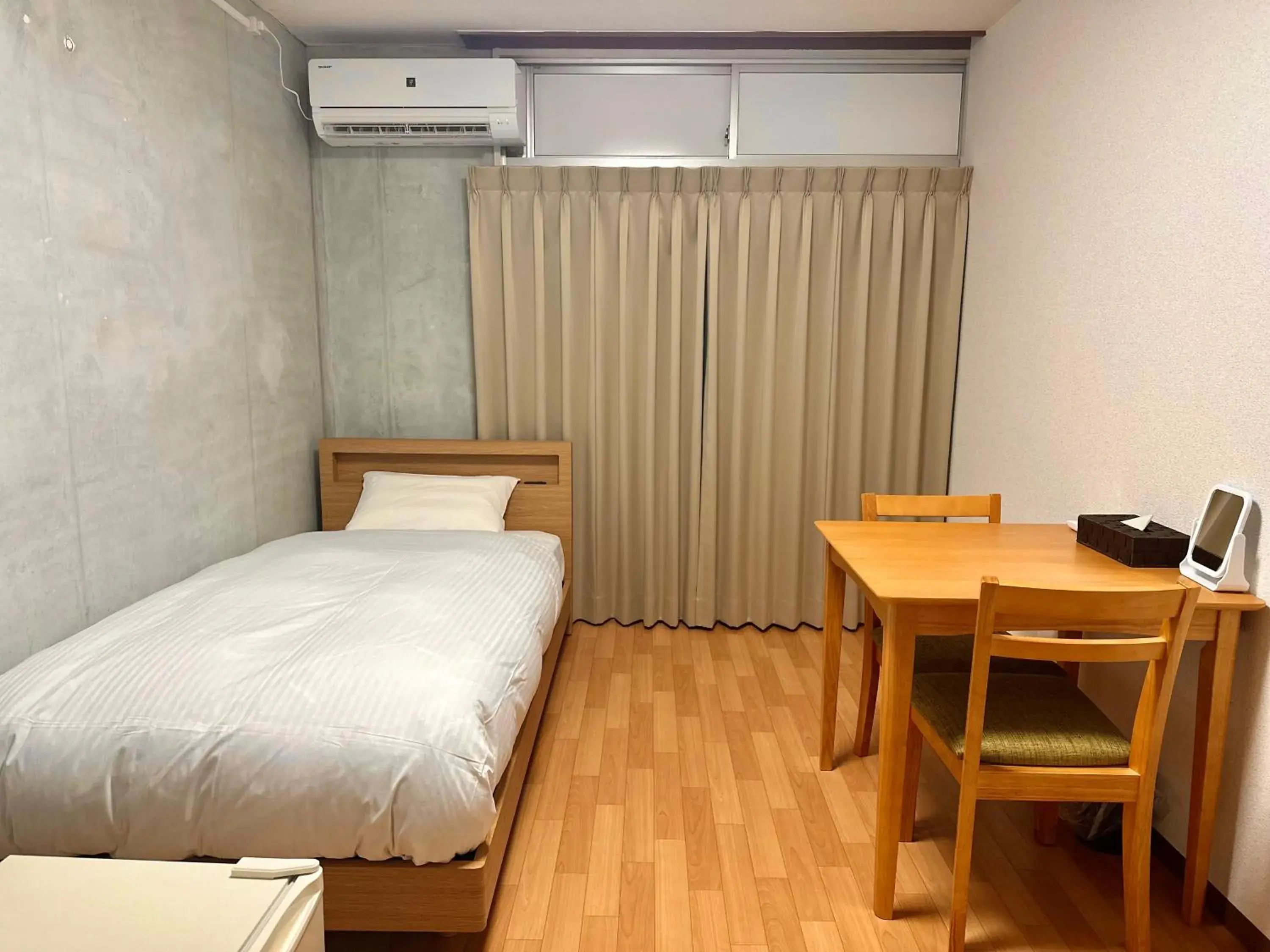 Standard Twin Room with Shared Bathroom - single occupancy in TRAVEL&BOOK HOTEL HULATONCABIN TAKAMATSU Standard Twin Room with Shared Bathroom - single occupancy in TRAVEL&BOOK HOTEL HULATONCABIN TAKAMATSU