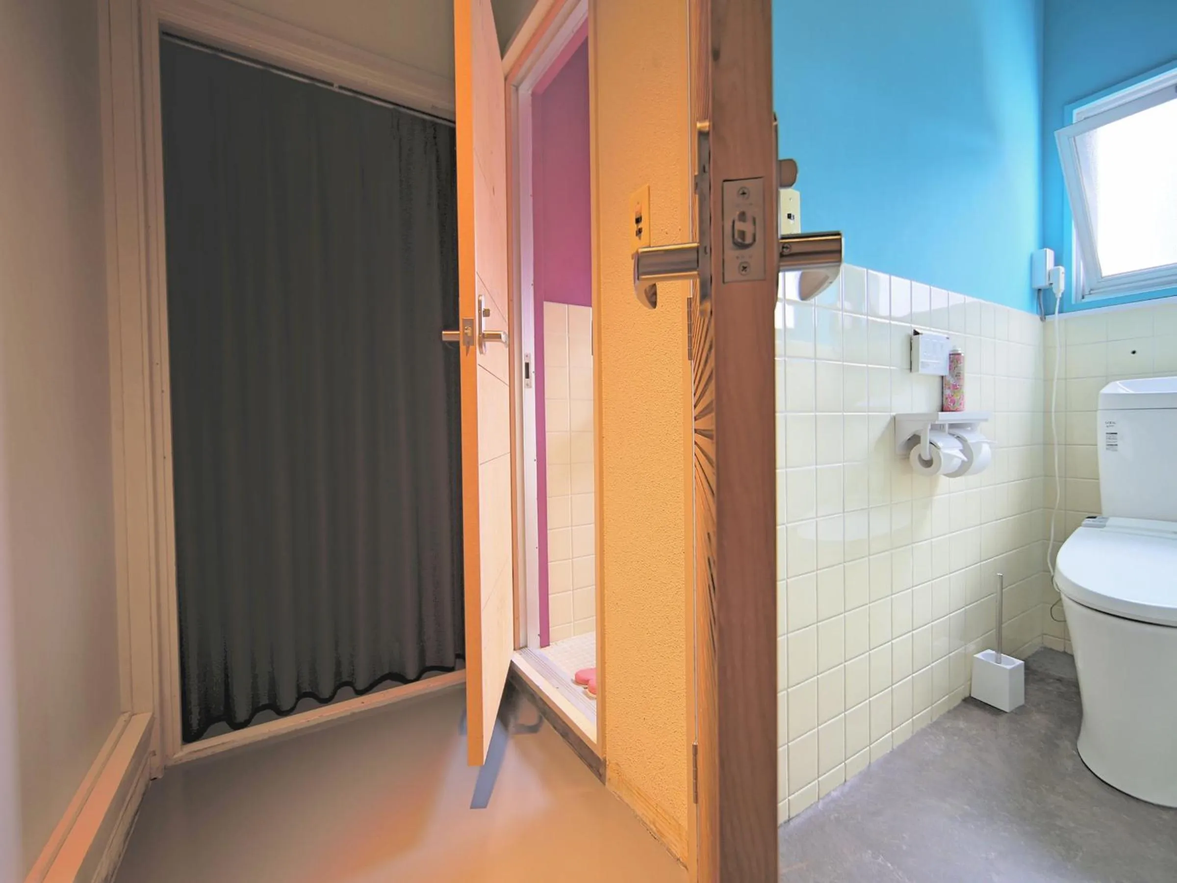 Toilet in TRAVEL&BOOK HOTEL HULATONCABIN TAKAMATSU