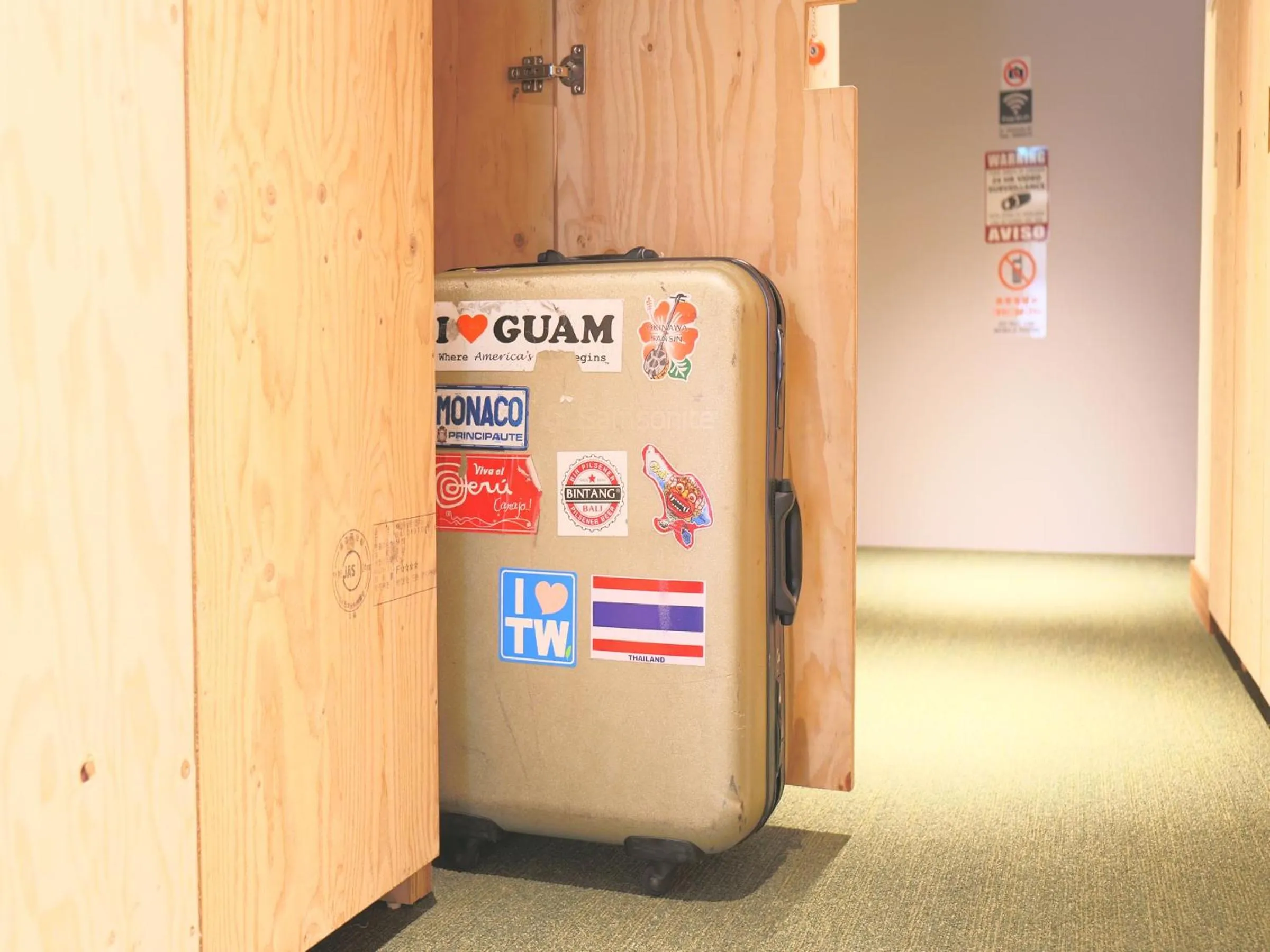 microwave in TRAVEL&BOOK HOTEL HULATONCABIN TAKAMATSU