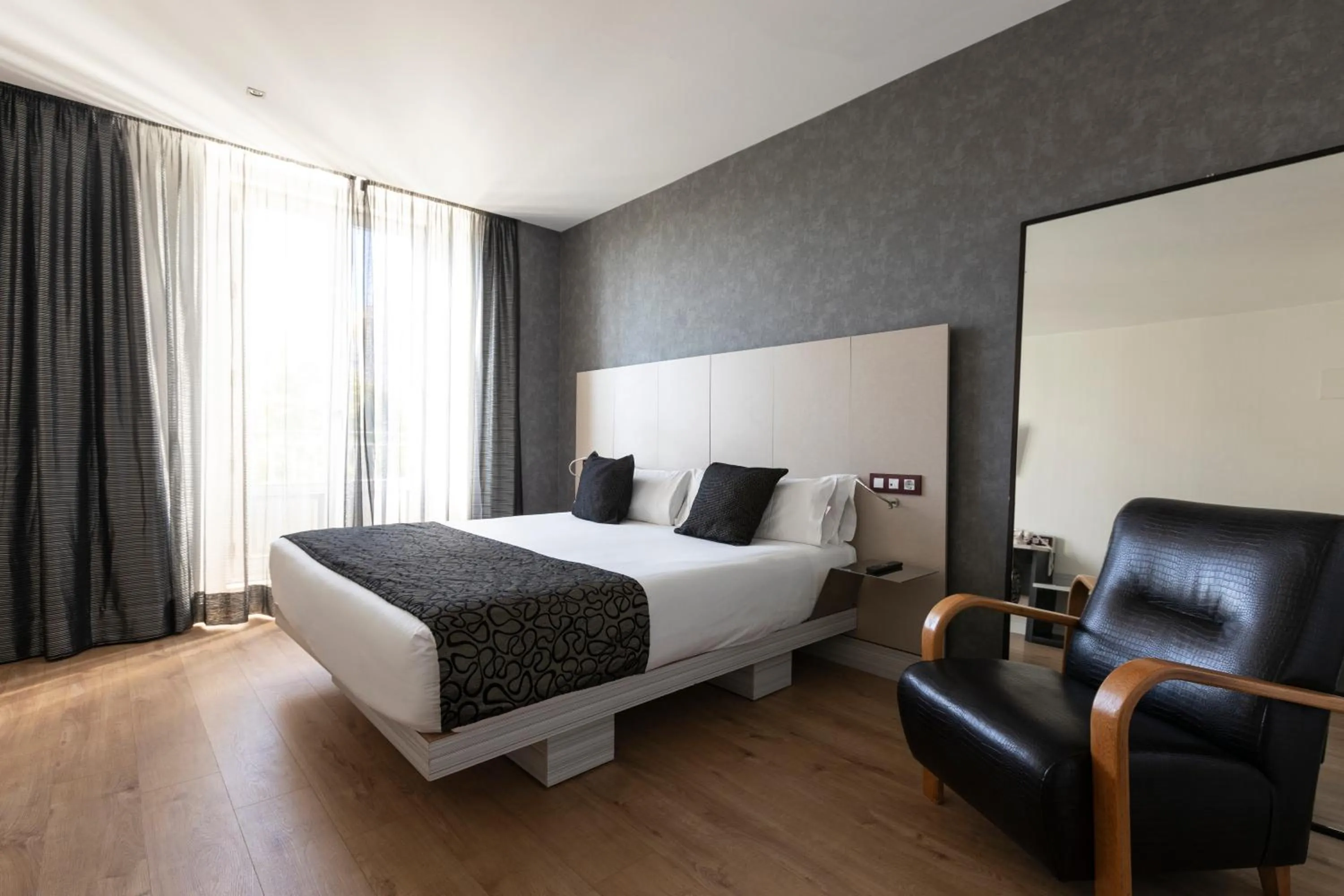 Photo of the whole room, Bed in Petit Palace Santa Bárbara