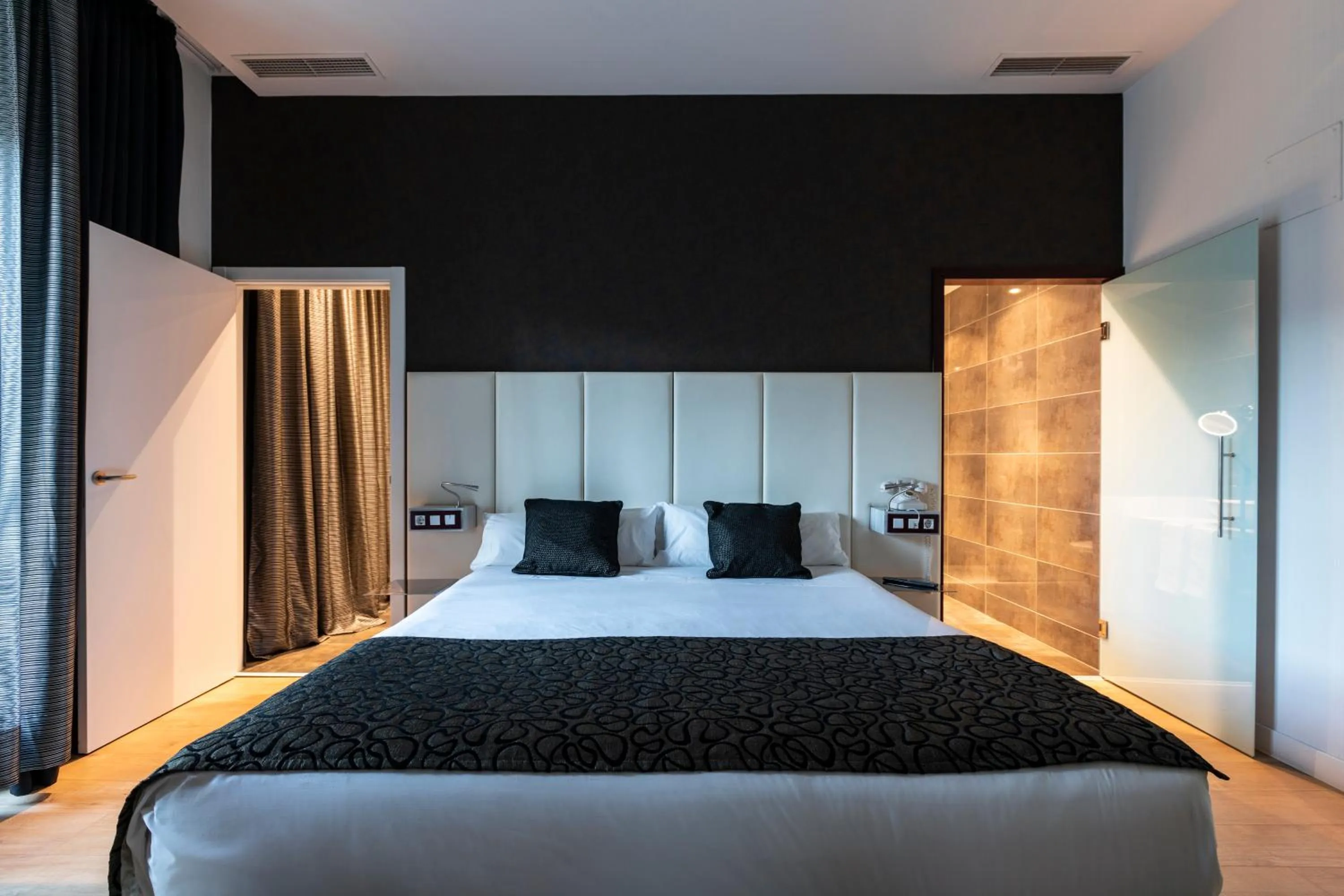 Photo of the whole room, Bed in Petit Palace Santa Bárbara