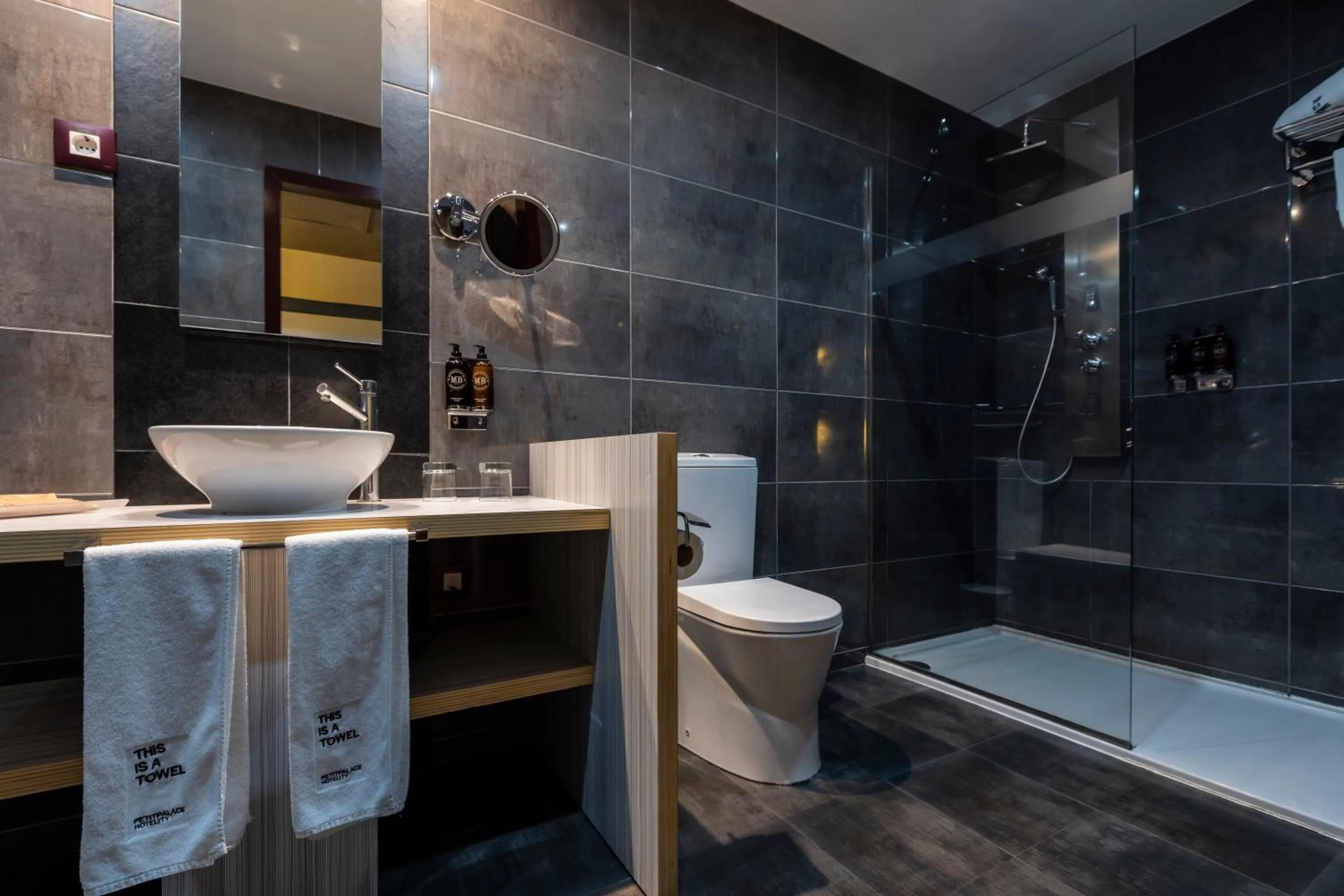 Bathroom in Petit Palace Santa Bárbara