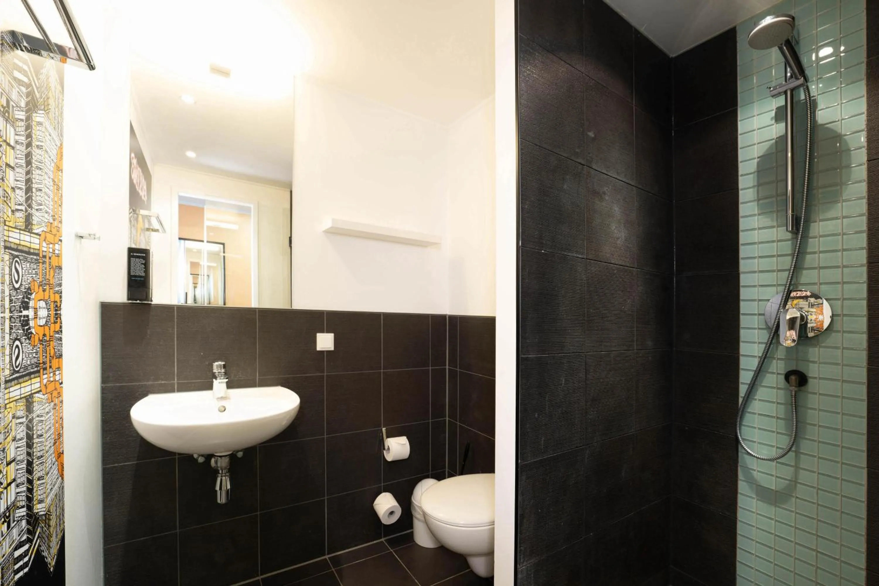 Shower in Generator Berlin Alexanderplatz