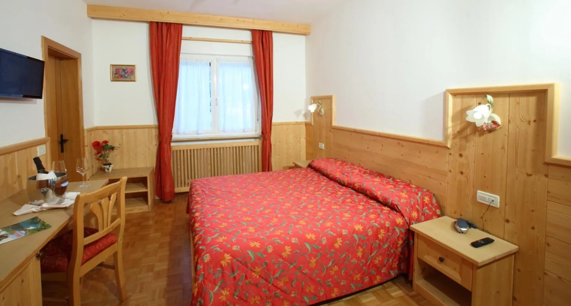 Photo of the whole room, Bed in Hotel Zurigo