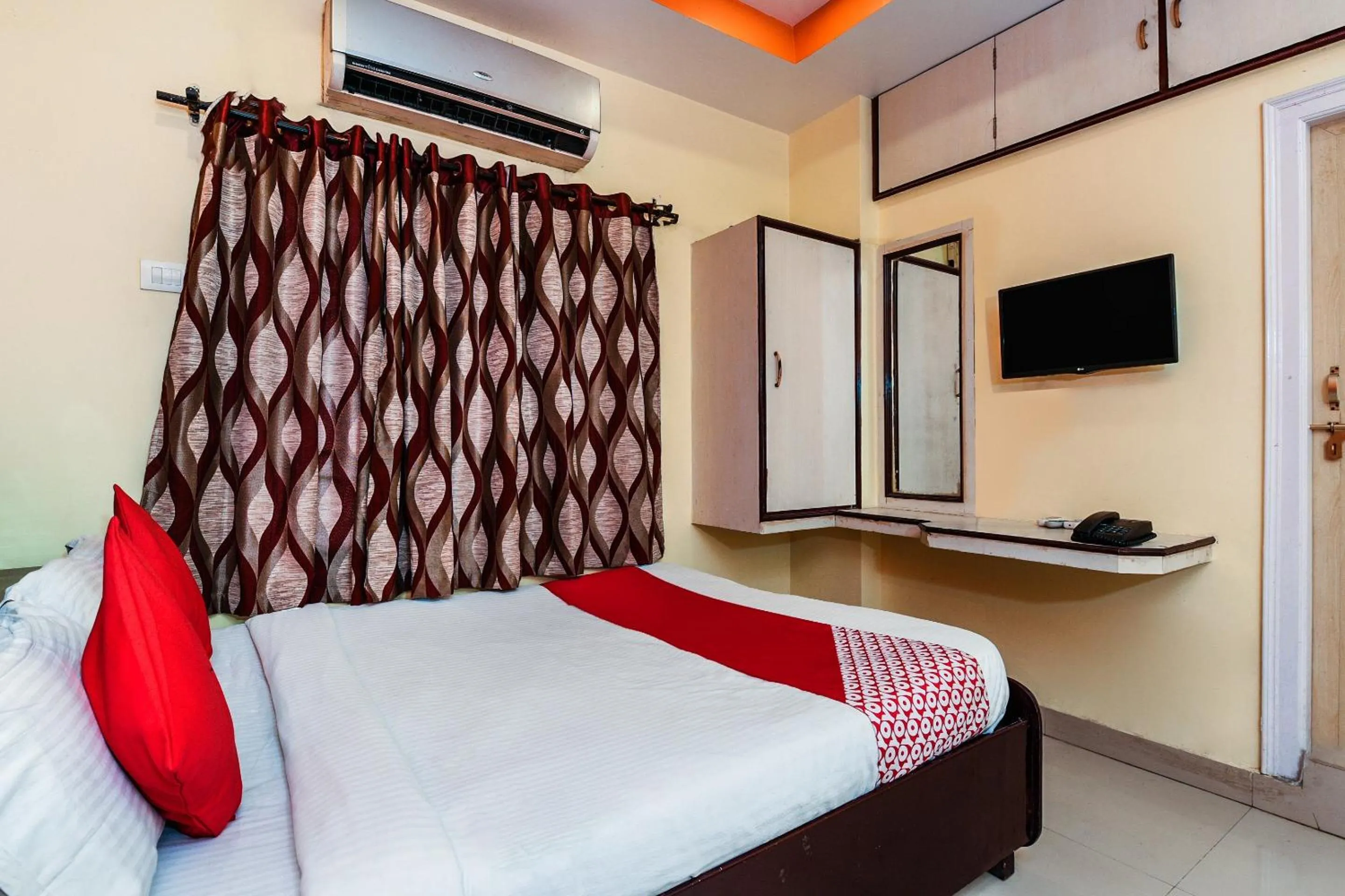 Bedroom, Bed in Hotel O Sindhura Guest House