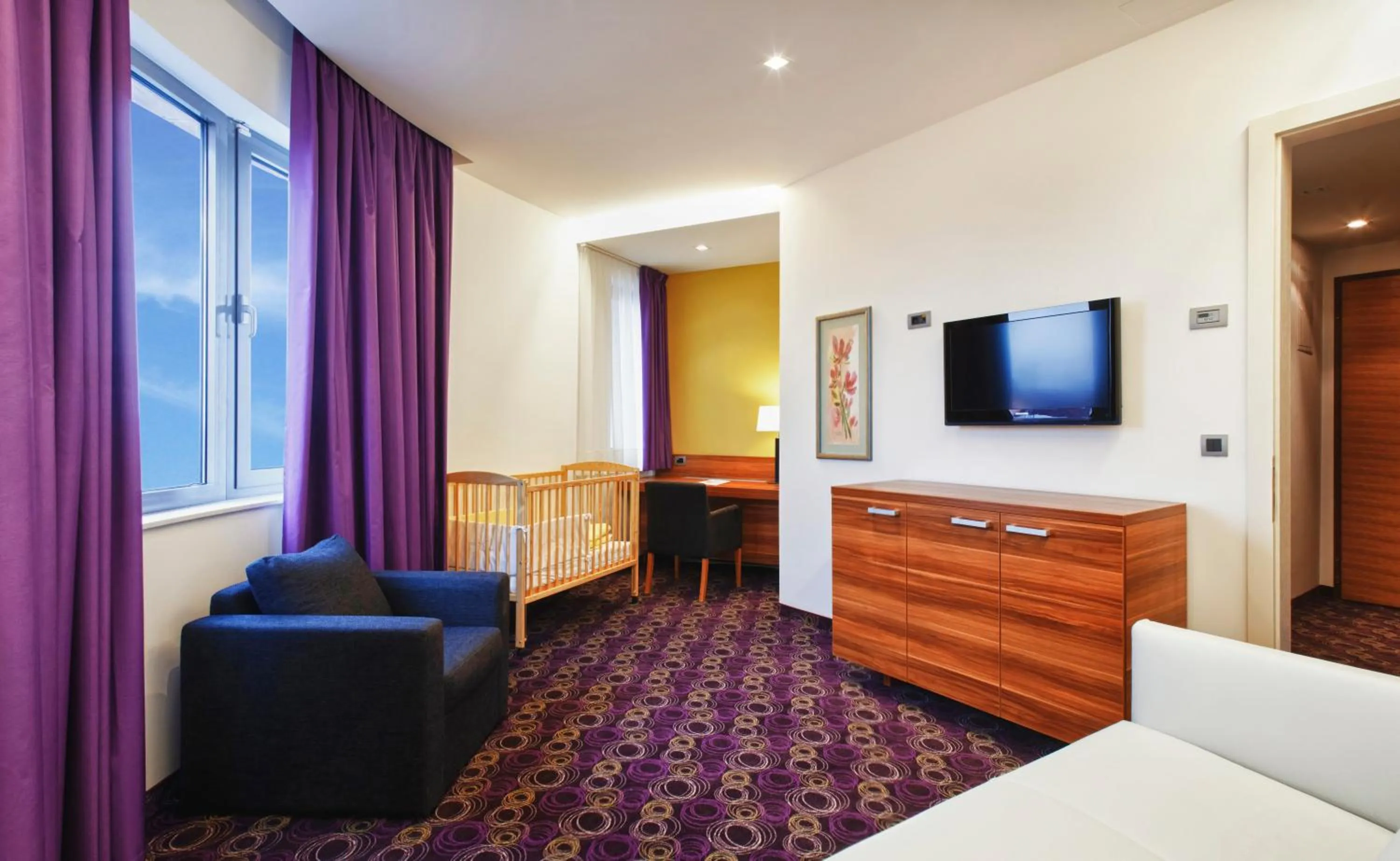 Living room, Bed in Hotel Sport