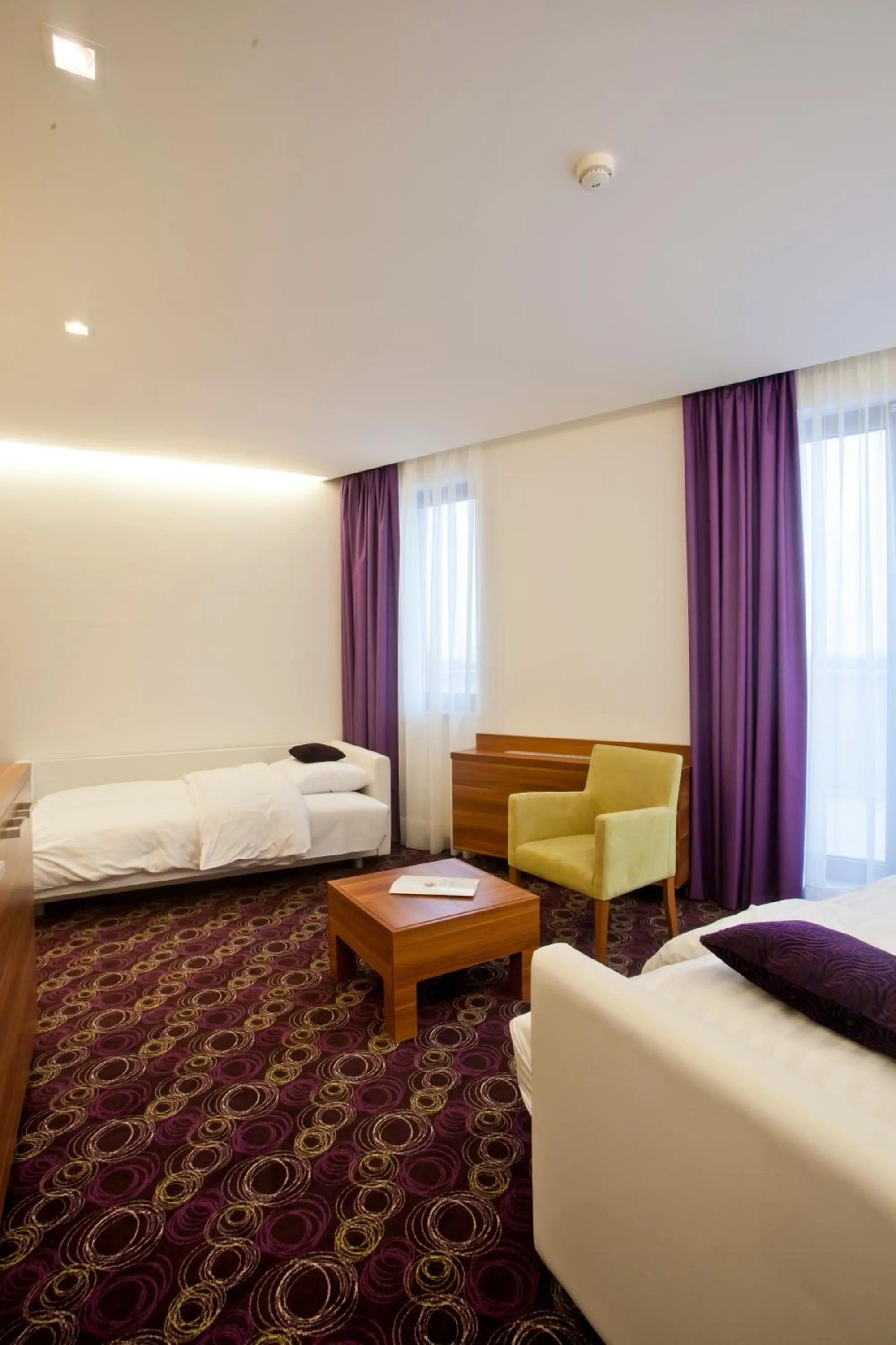 Living room, Bed in Hotel Sport