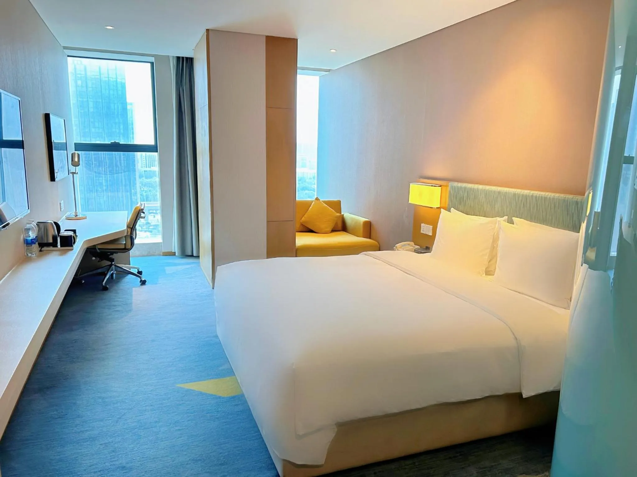 Photo of the whole room, Bed in Holiday Inn Express Zhengzhou Longzi Lake by IHG