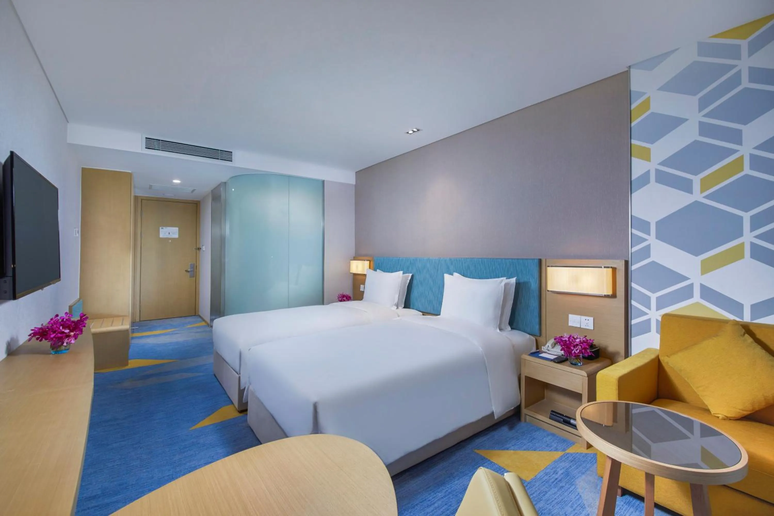 Photo of the whole room, Bed in Holiday Inn Express Zhengzhou Longzi Lake by IHG