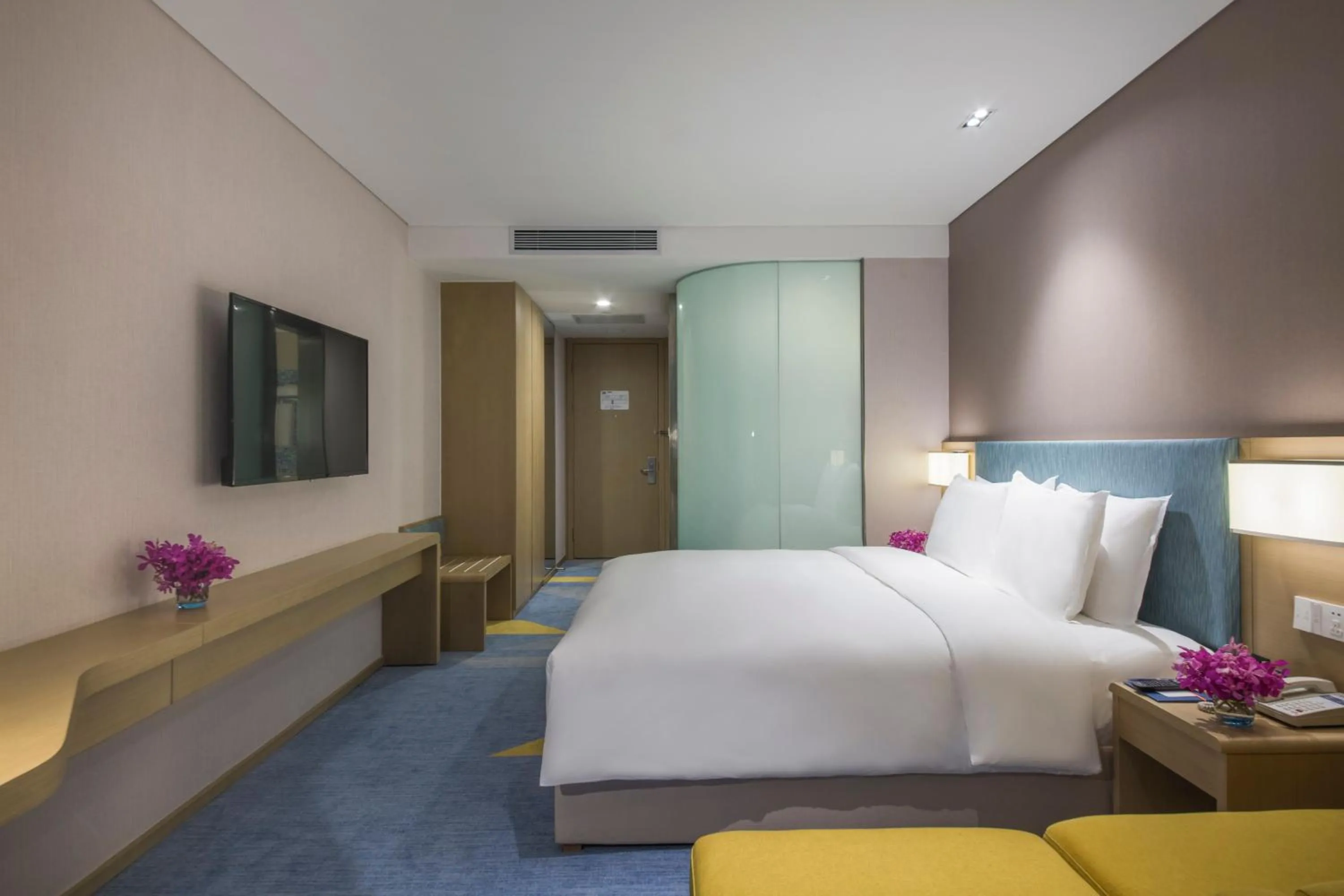 Photo of the whole room, Bed in Holiday Inn Express Zhengzhou Longzi Lake by IHG