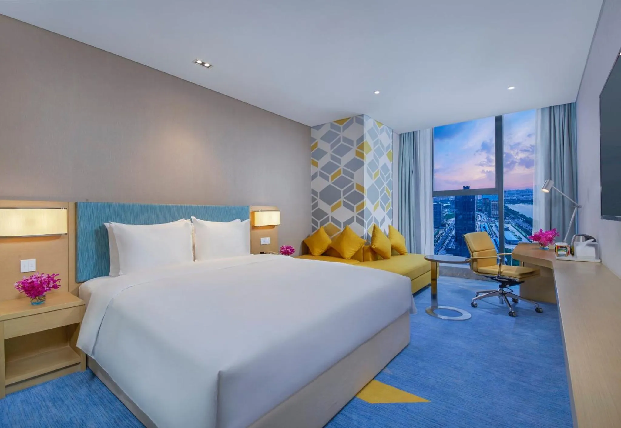 Photo of the whole room, Bed in Holiday Inn Express Zhengzhou Longzi Lake by IHG