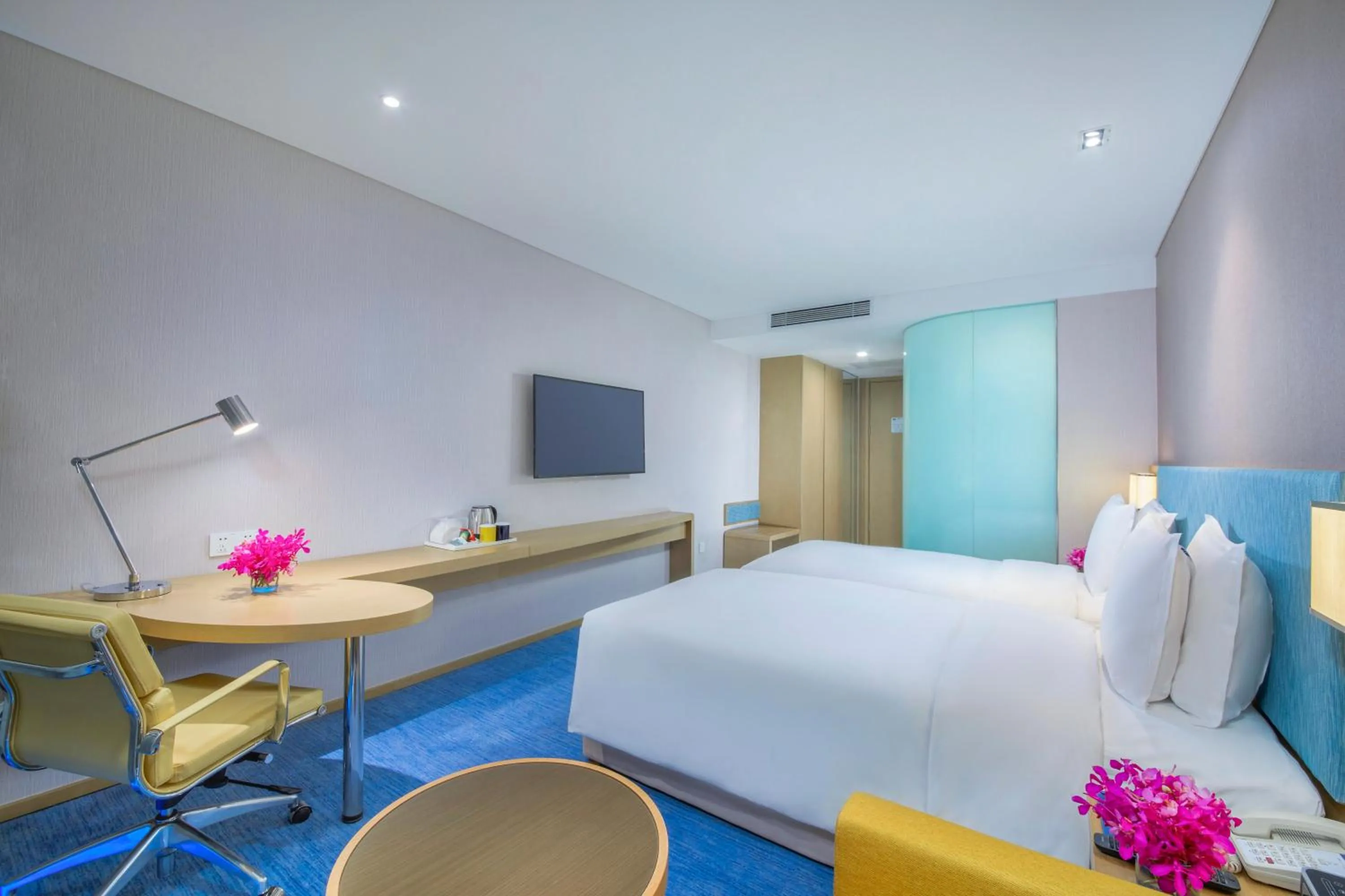 Photo of the whole room, Bed in Holiday Inn Express Zhengzhou Longzi Lake by IHG