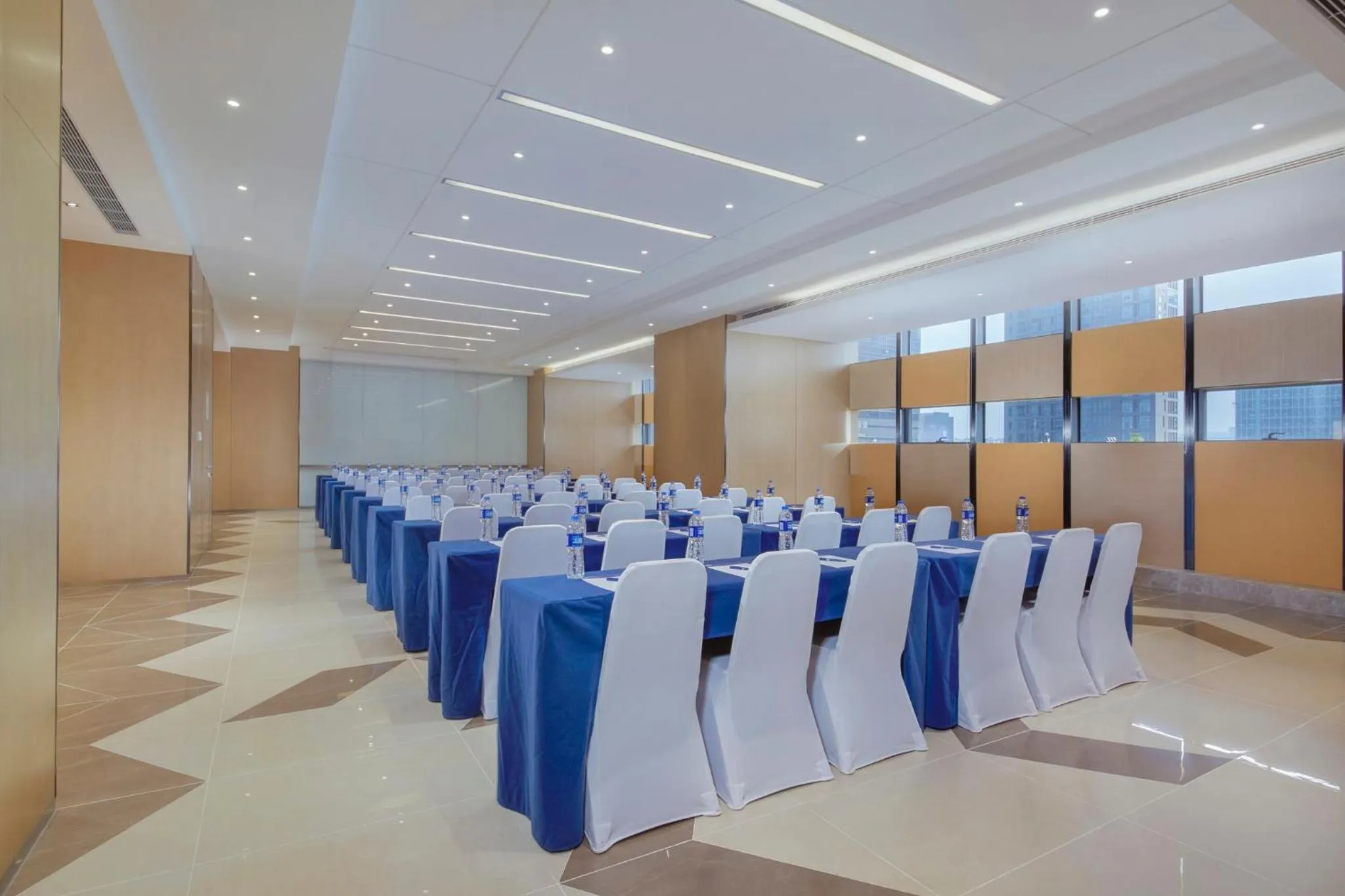 Meeting/conference room in Holiday Inn Express Zhengzhou Longzi Lake by IHG