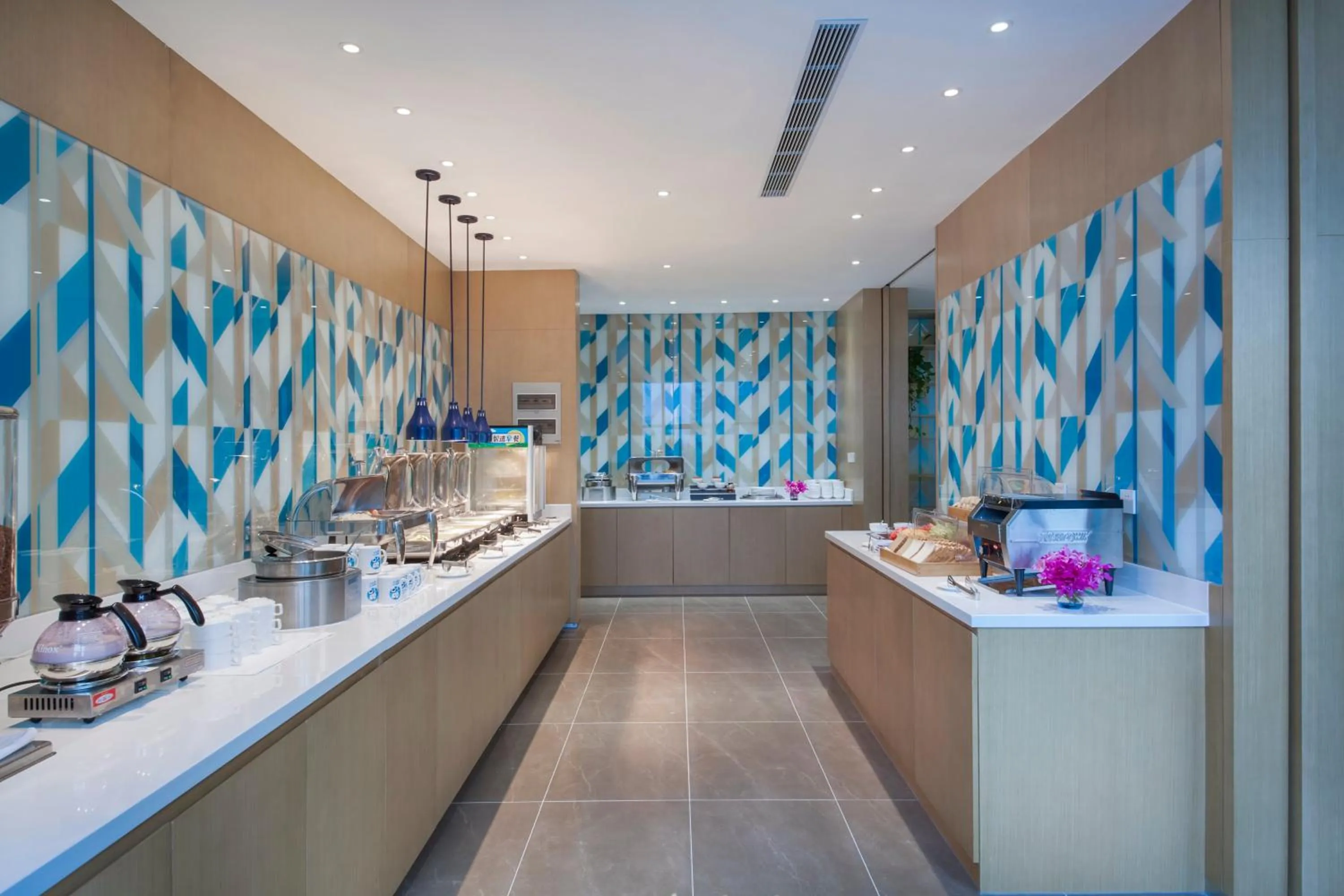 Breakfast in Holiday Inn Express Zhengzhou Longzi Lake by IHG