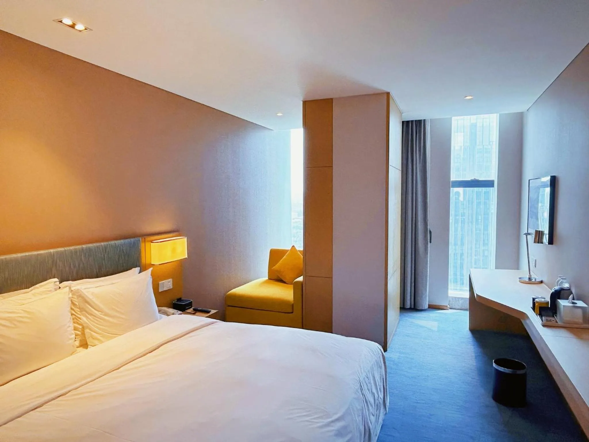 Photo of the whole room, Bed in Holiday Inn Express Zhengzhou Longzi Lake by IHG