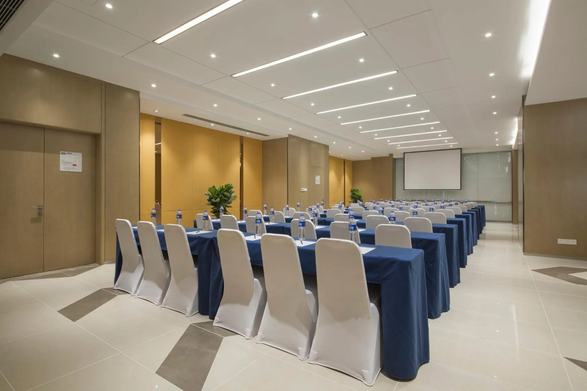 Meeting/conference room in Holiday Inn Express Zhengzhou Longzi Lake by IHG