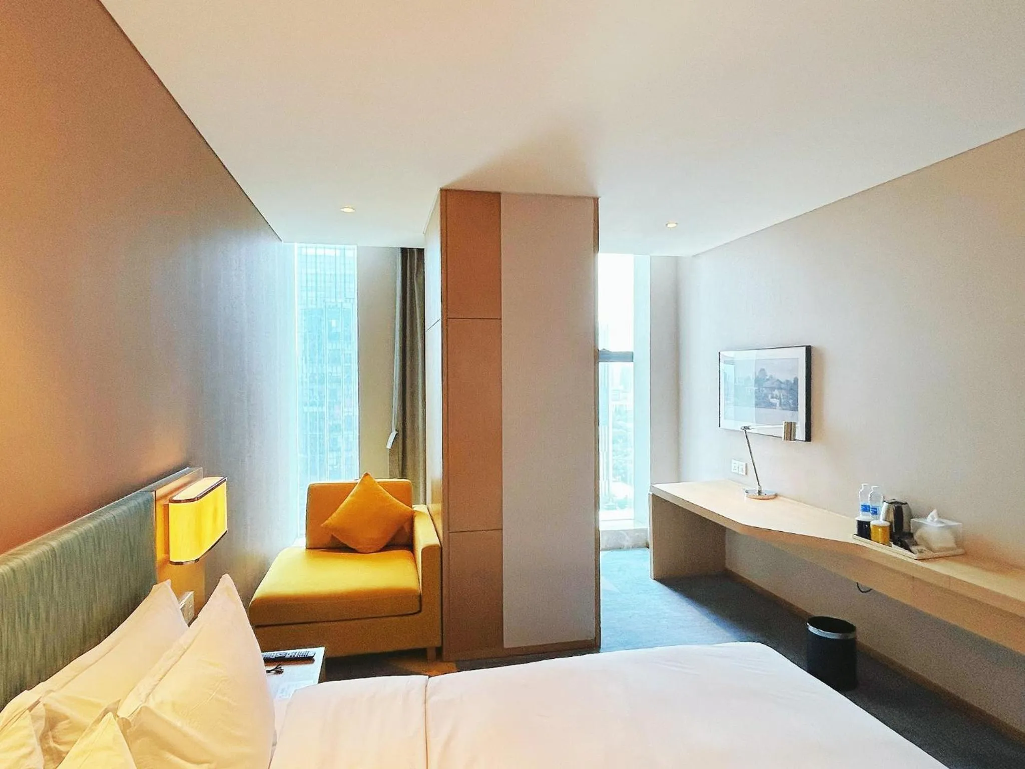 Photo of the whole room, Bed in Holiday Inn Express Zhengzhou Longzi Lake by IHG