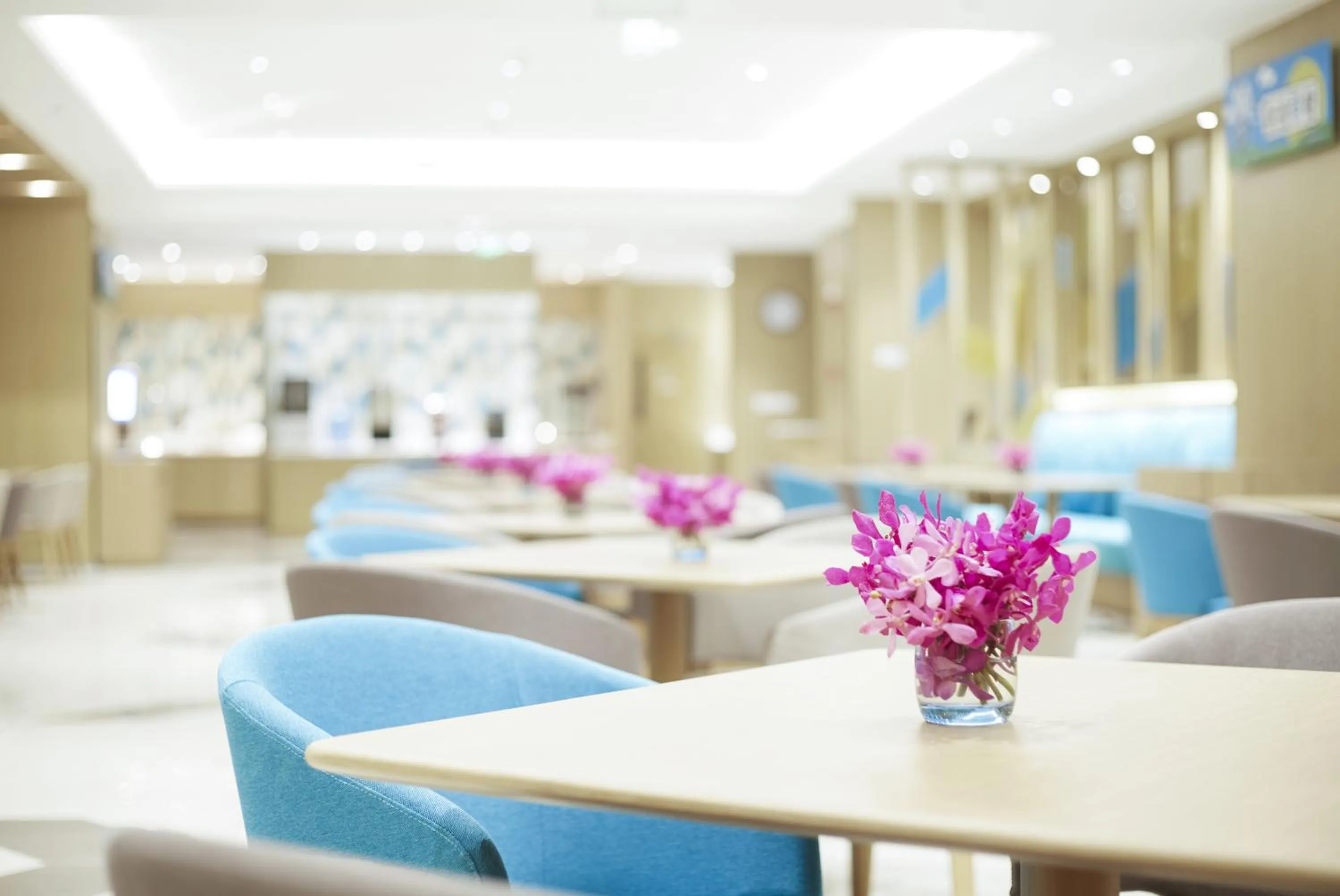 Restaurant/places to eat in Holiday Inn Express Zhengzhou Longzi Lake by IHG