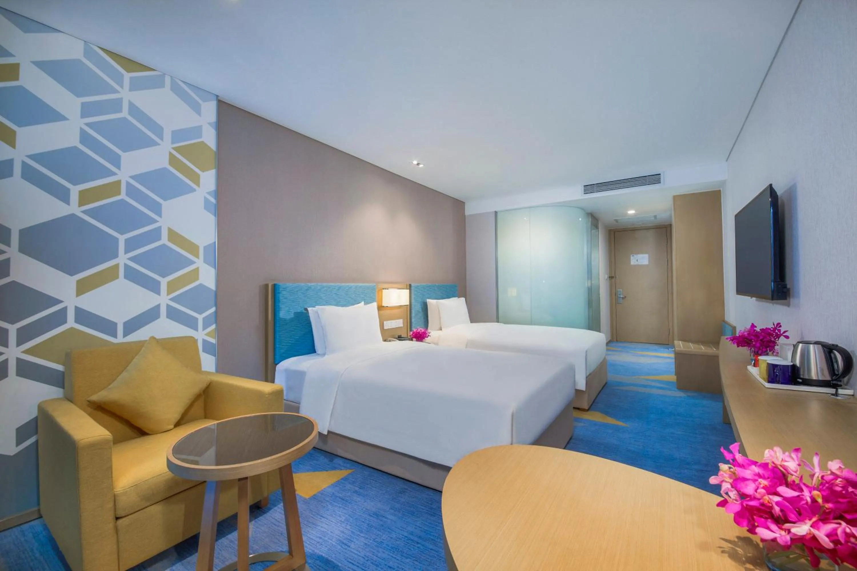 Photo of the whole room, Bed in Holiday Inn Express Zhengzhou Longzi Lake by IHG