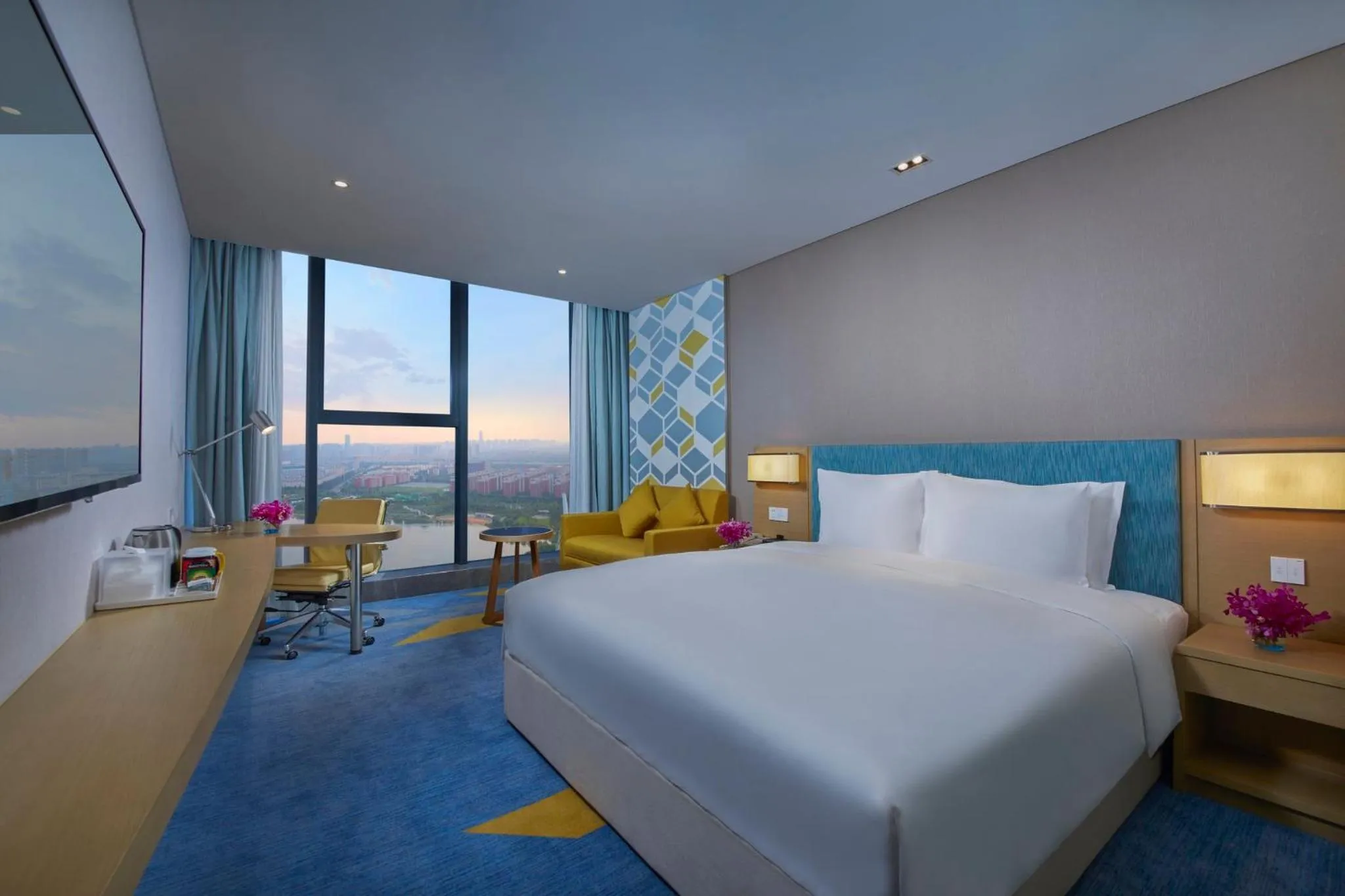 Photo of the whole room, Bed in Holiday Inn Express Zhengzhou Longzi Lake by IHG