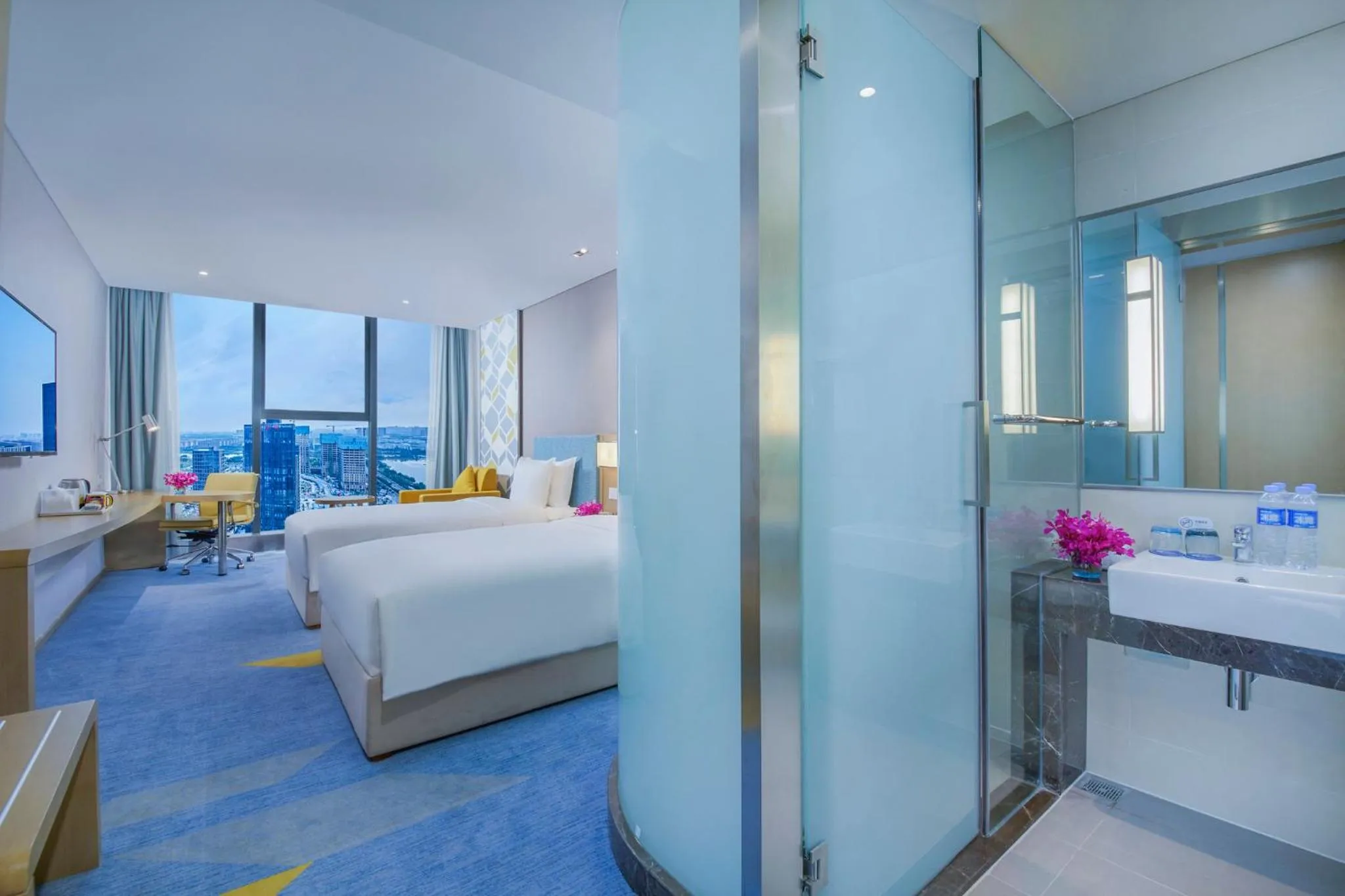 Photo of the whole room, Bed in Holiday Inn Express Zhengzhou Longzi Lake by IHG