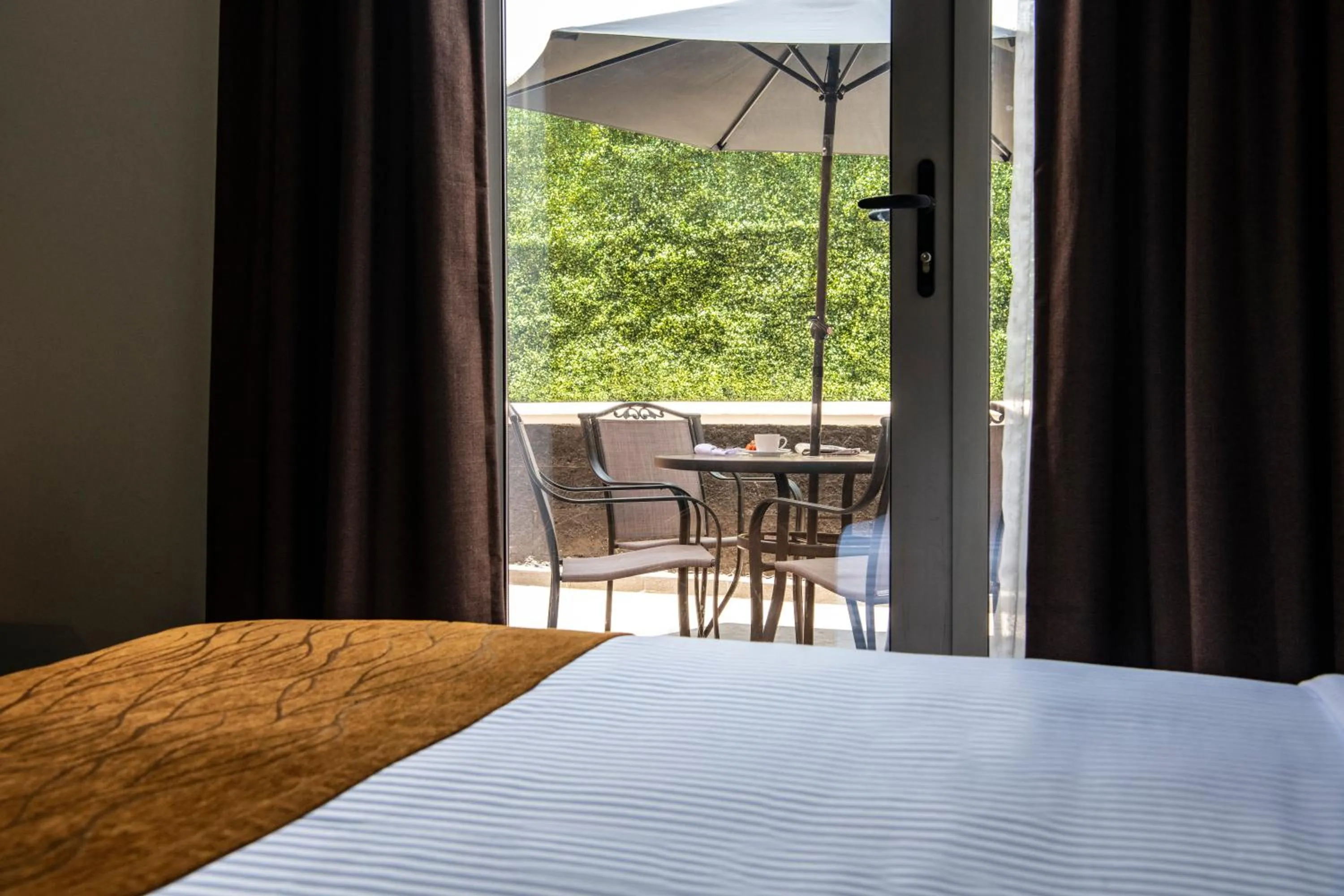 Balcony/Terrace, Bed in Comfort Inn Irapuato