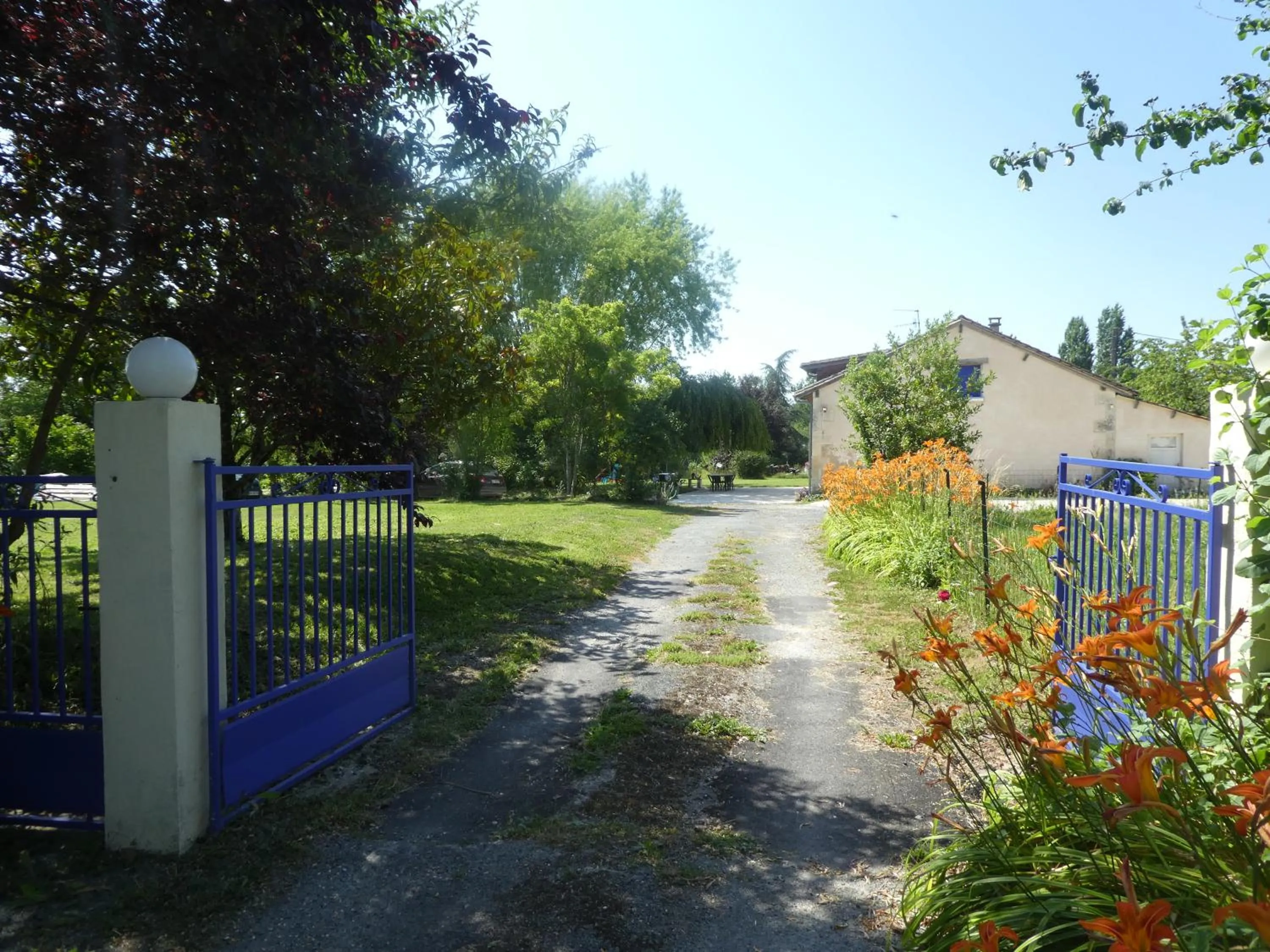 Facade/entrance in Les chambres du Ladoux