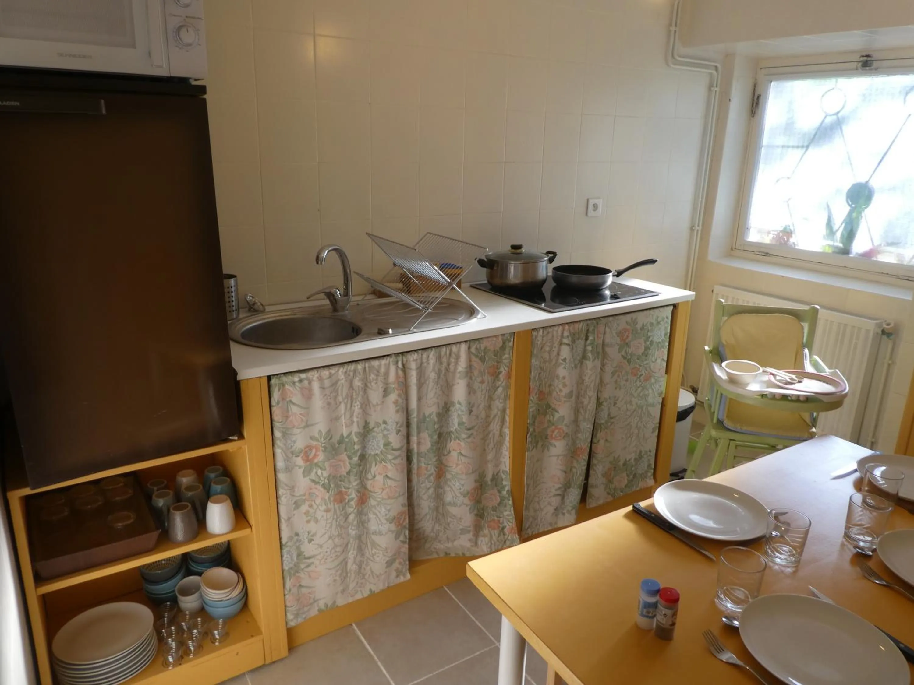 Kitchen or kitchenette in Les chambres du Ladoux