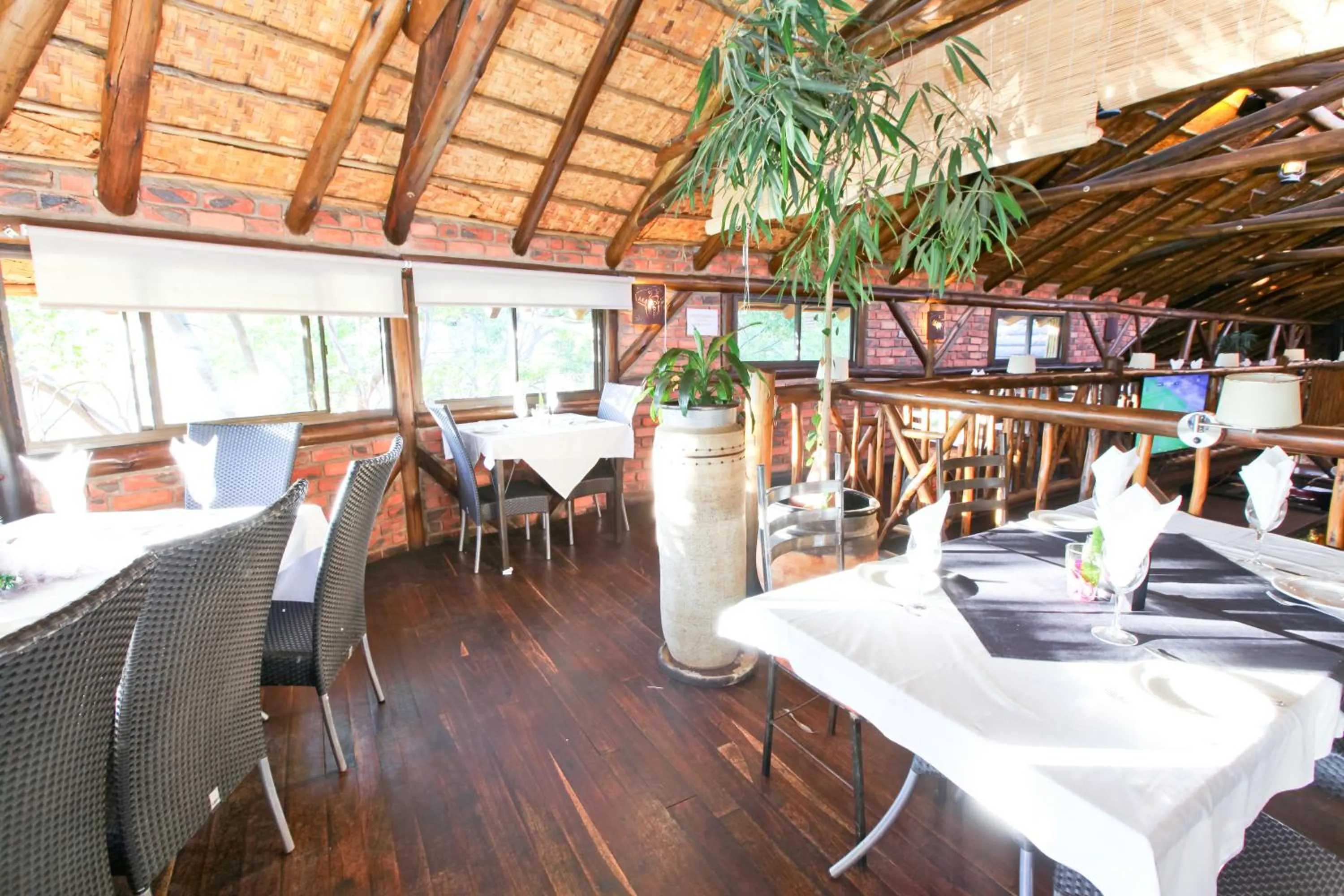 Restaurant/places to eat in Roof of Africa Hotel