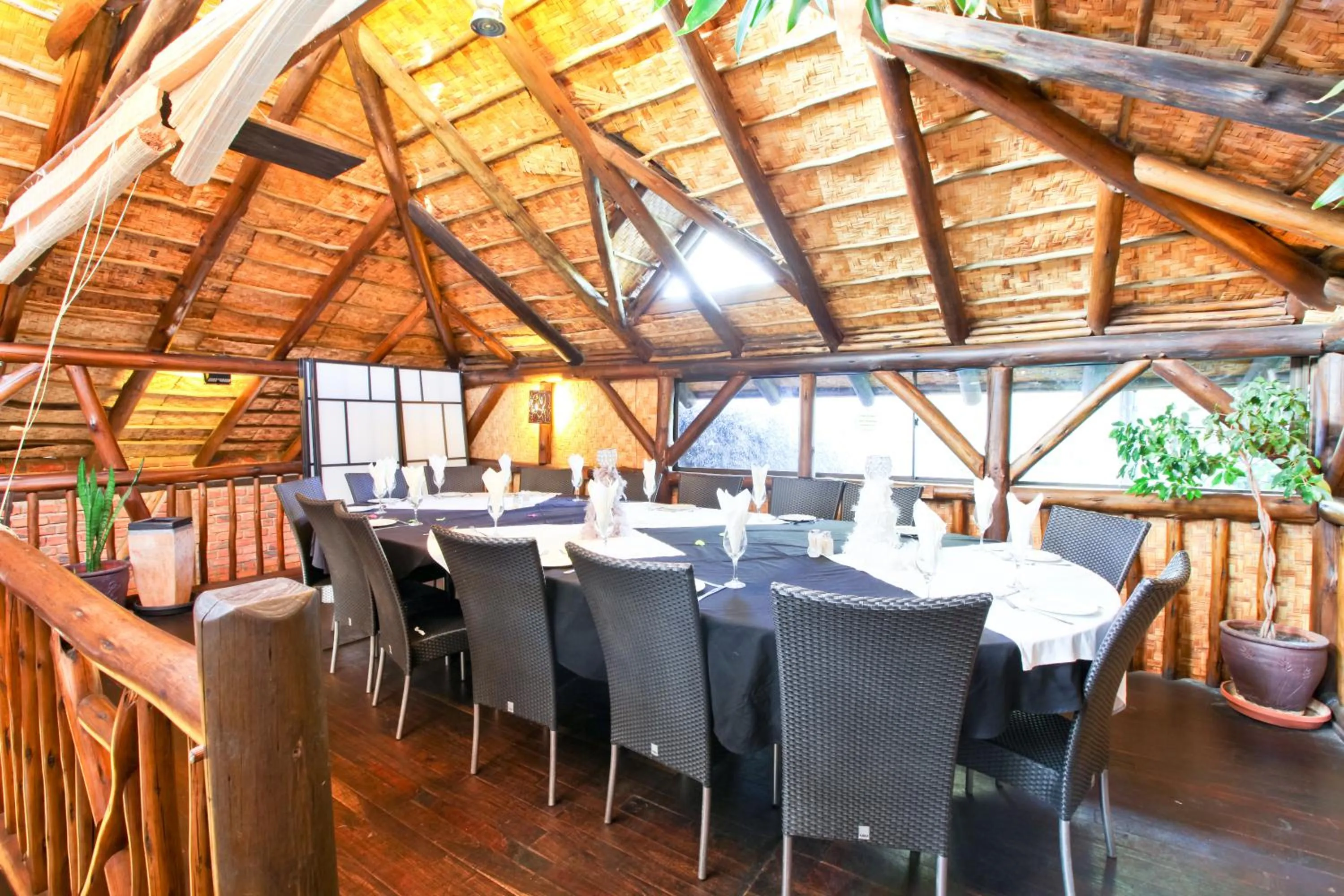Restaurant/places to eat in Roof of Africa Hotel