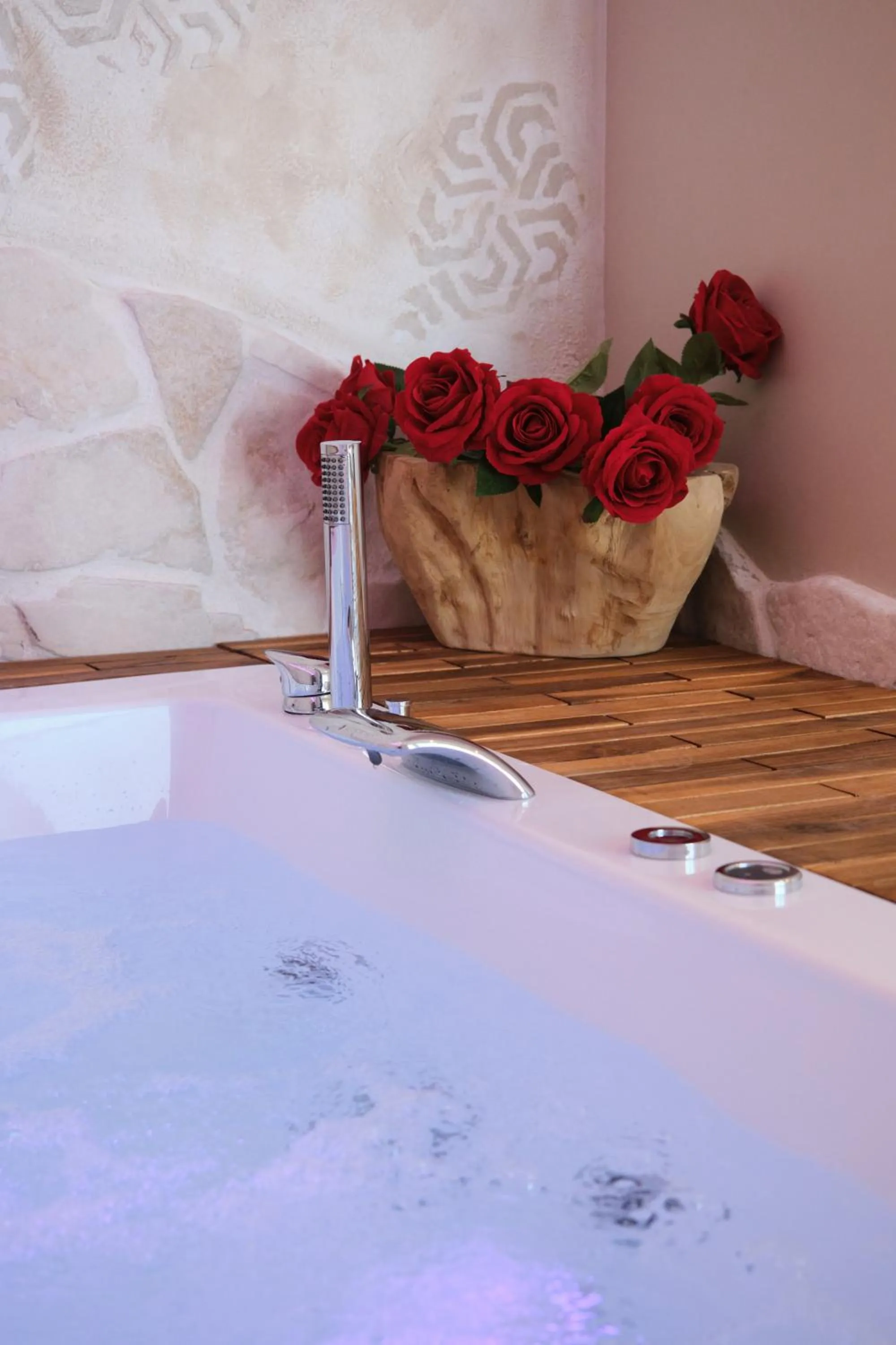 Hot Tub in Pharus Miseni Suites and rooms