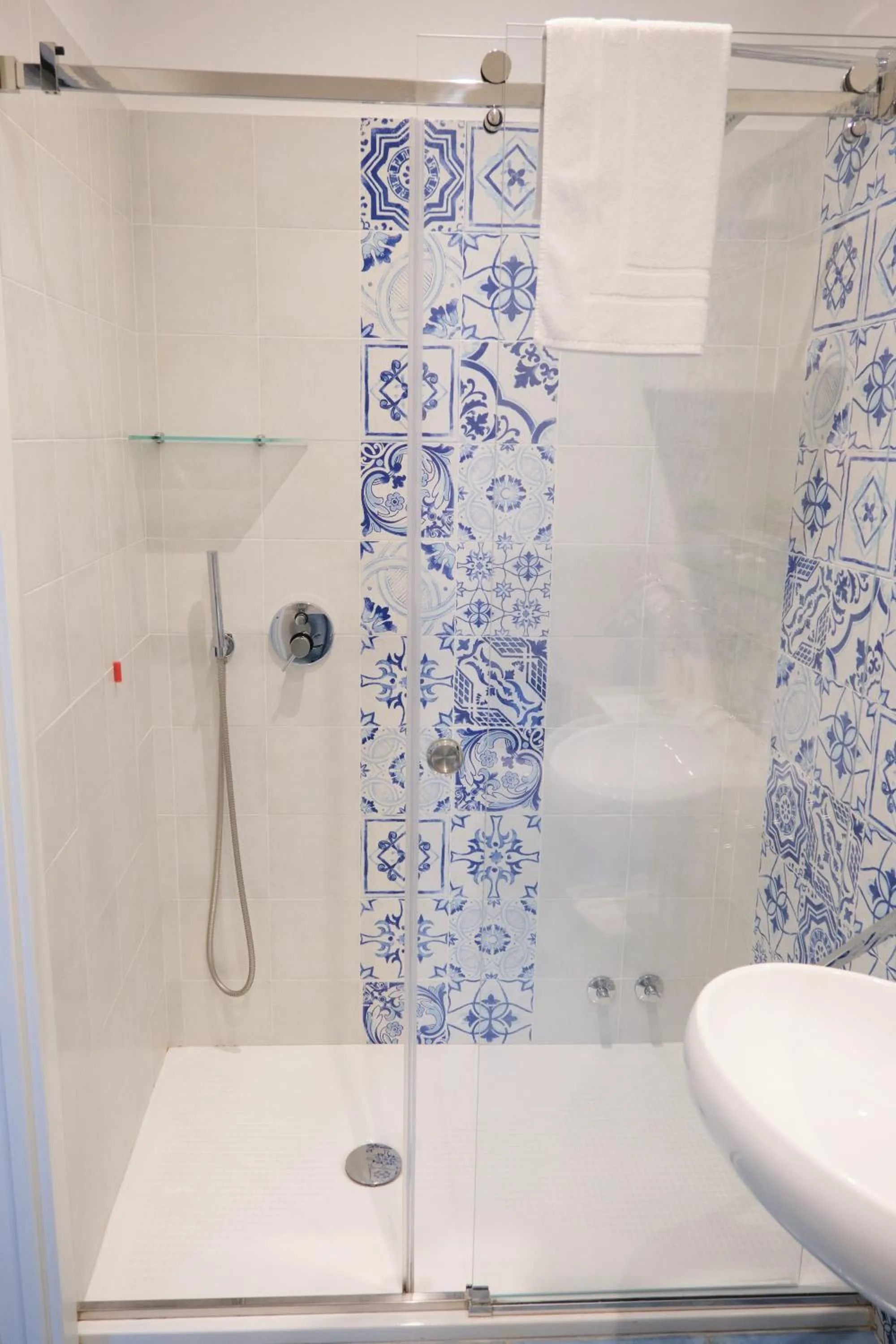 Shower in Pharus Miseni Suites and rooms