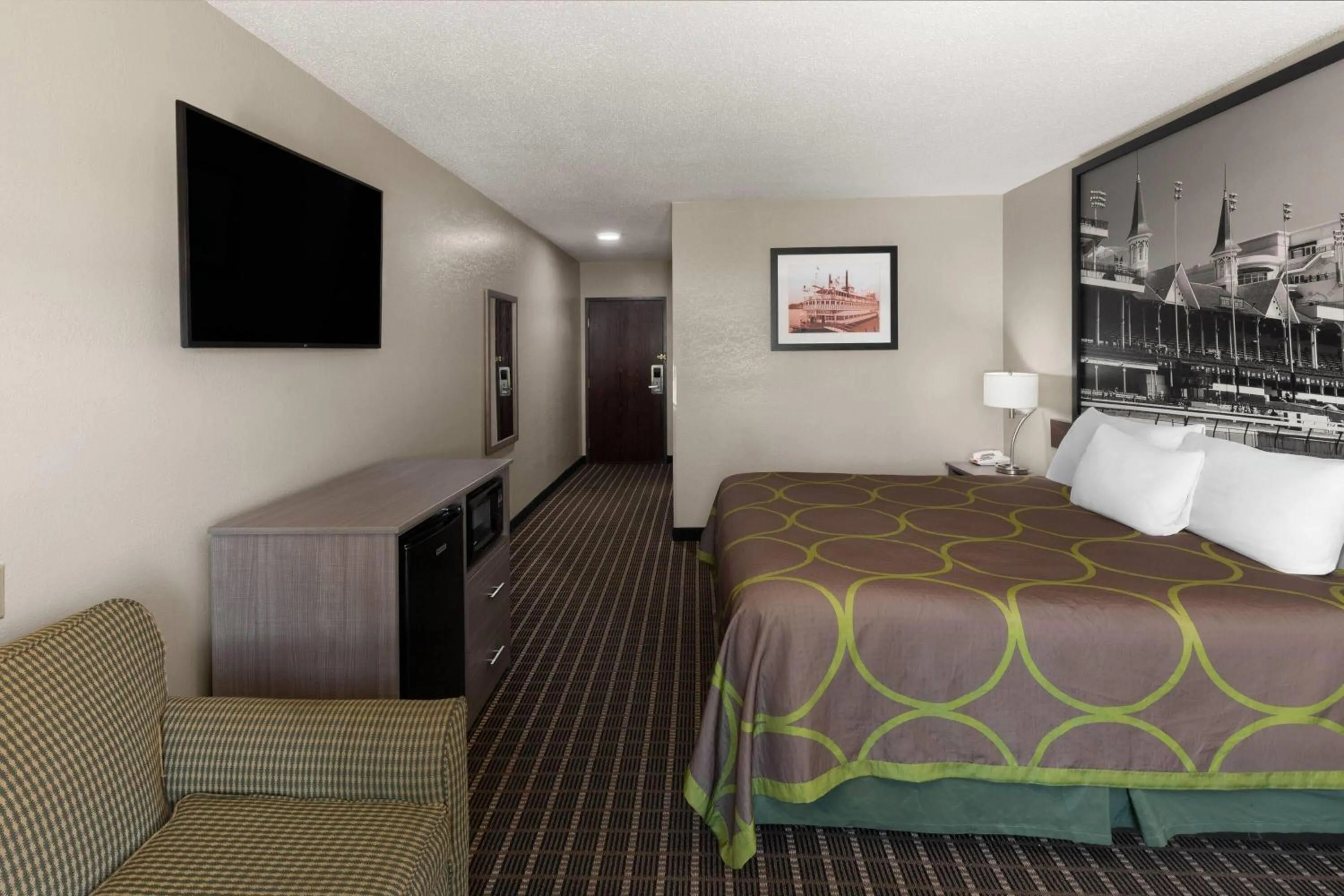 Photo of the whole room, Bed in Super 8 by Wyndham Shepherdsville - Louisville South I65