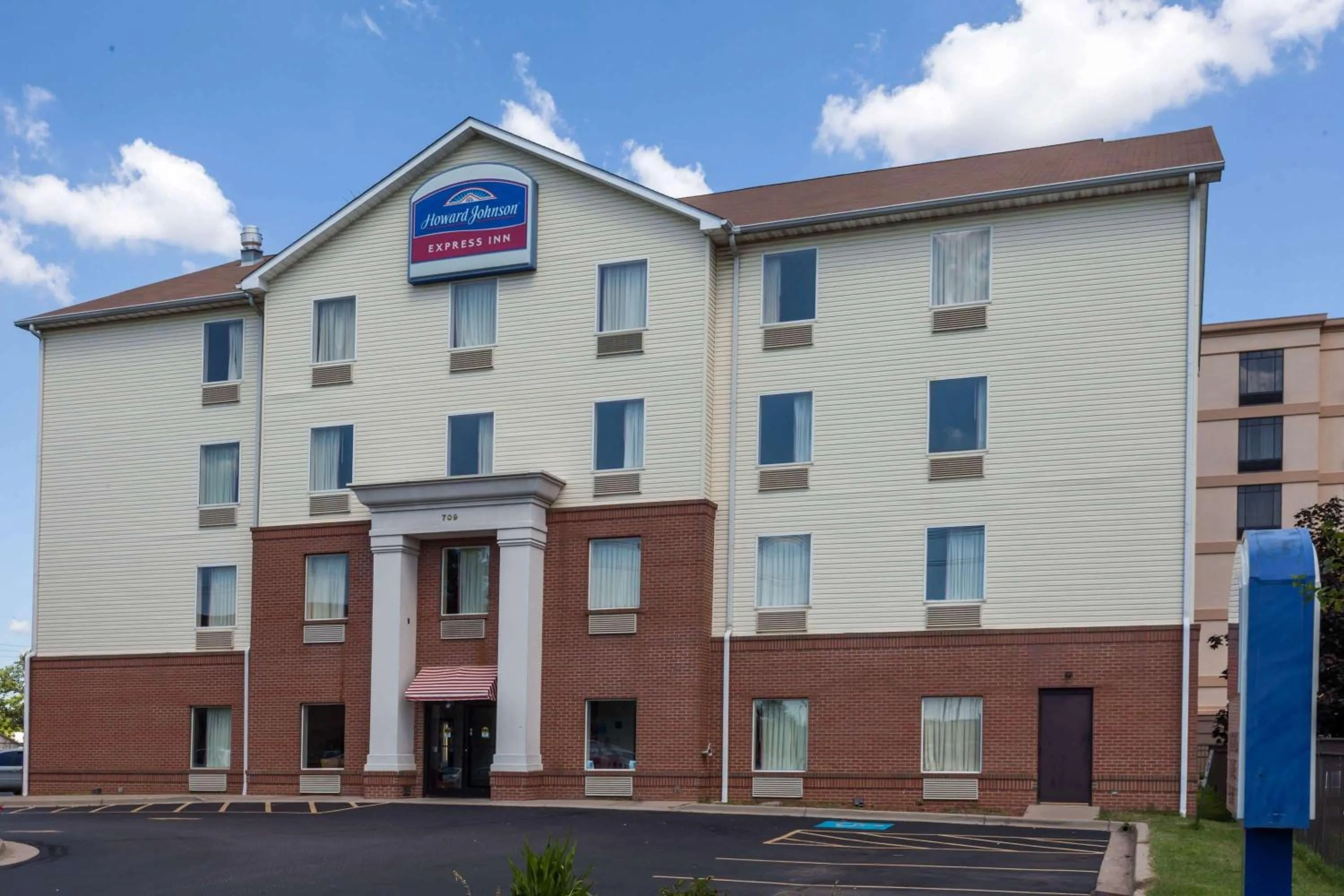 Property building in Howard Johnson by Wyndham Airport