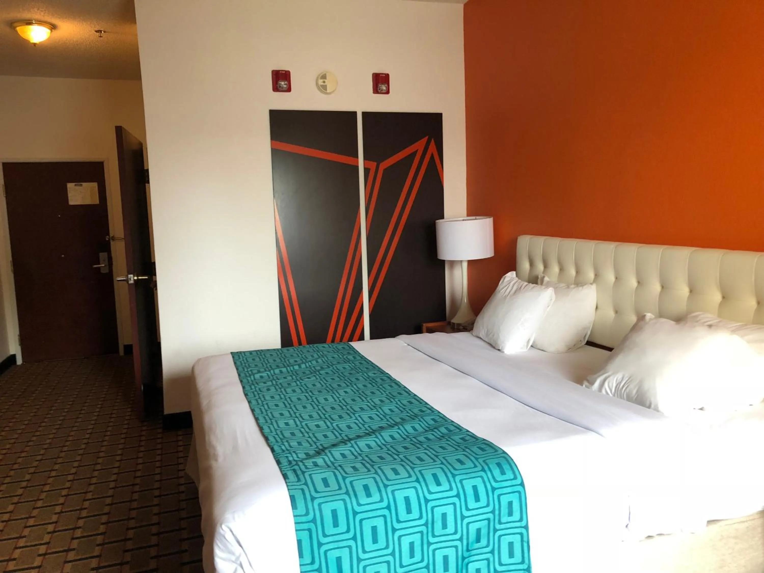 Bed in Howard Johnson by Wyndham Airport