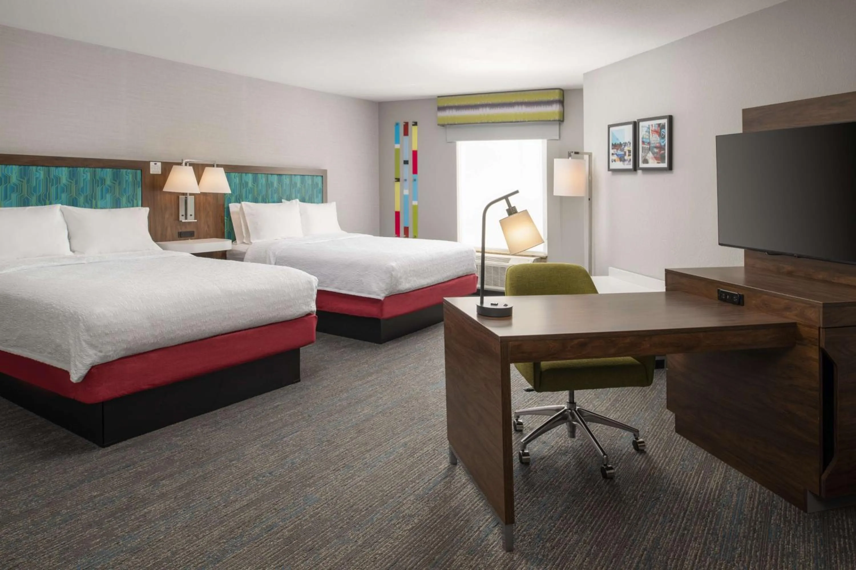 Bedroom, Bed in Hampton Inn and Suites Seattle - Airport / 28th Avenue