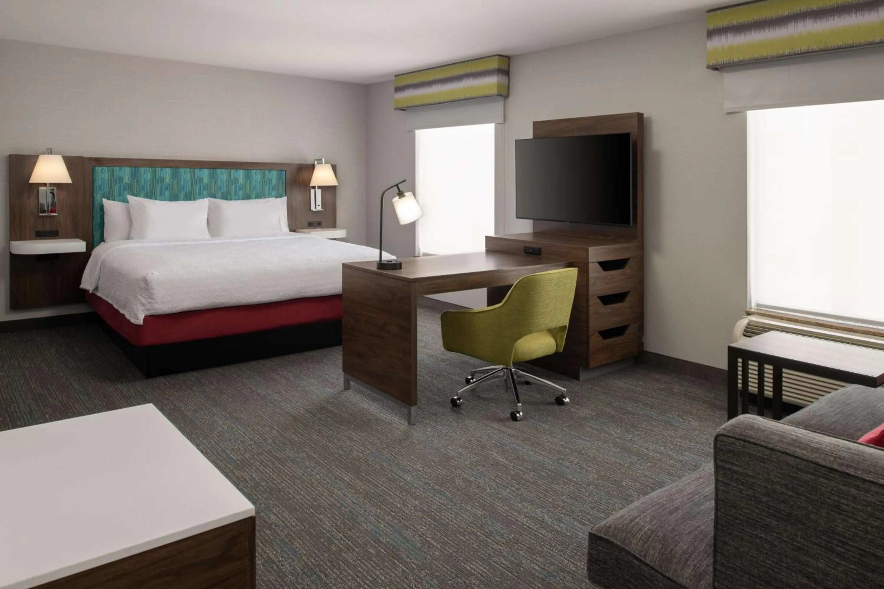 Bedroom, Bed in Hampton Inn and Suites Seattle - Airport / 28th Avenue